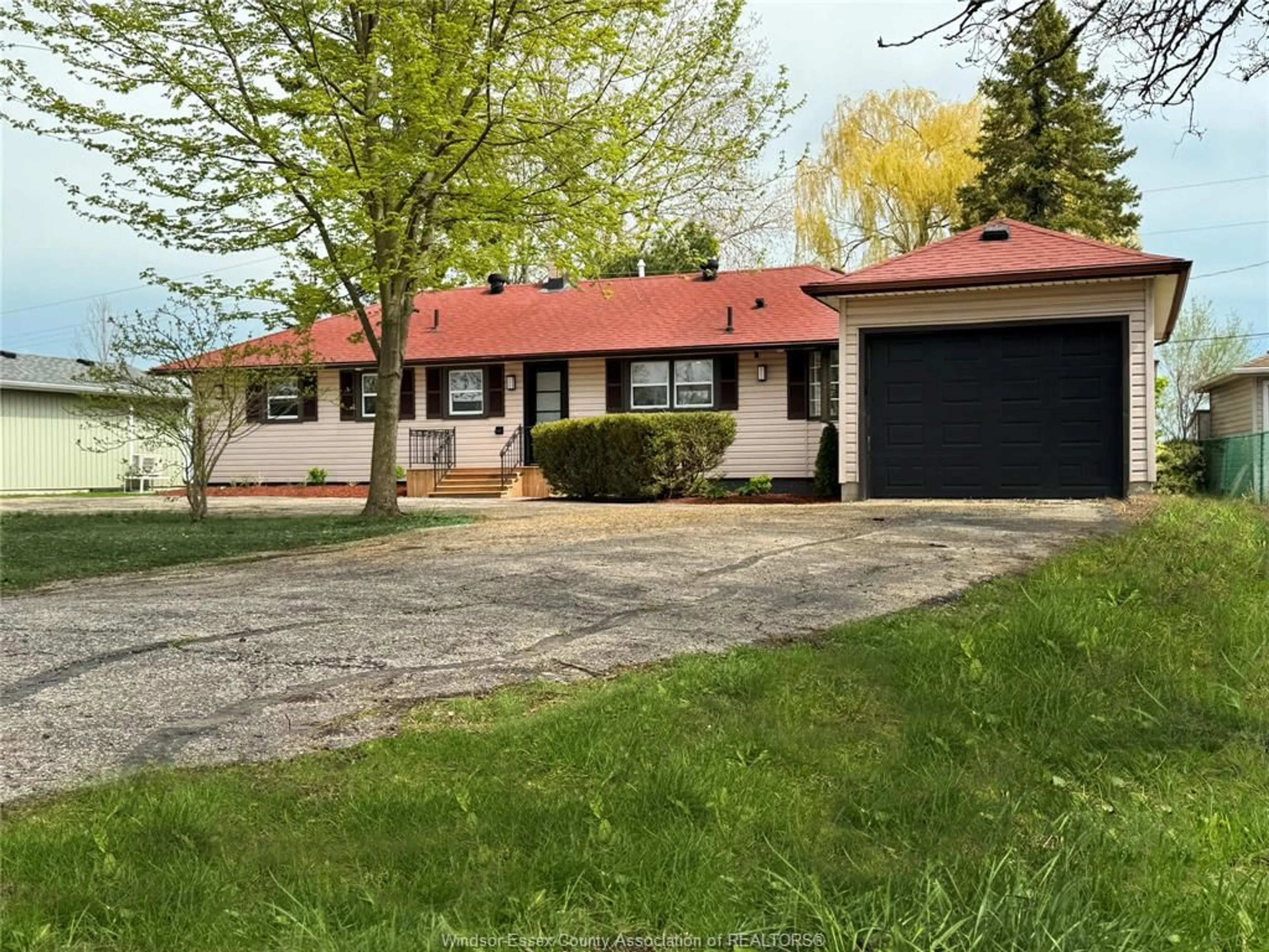 A pic from outside/outdoor area/front of a property/back of a property/a pic from drone, street for 268 DETROIT Line, Chatham-Kent Ontario N0P 2P0