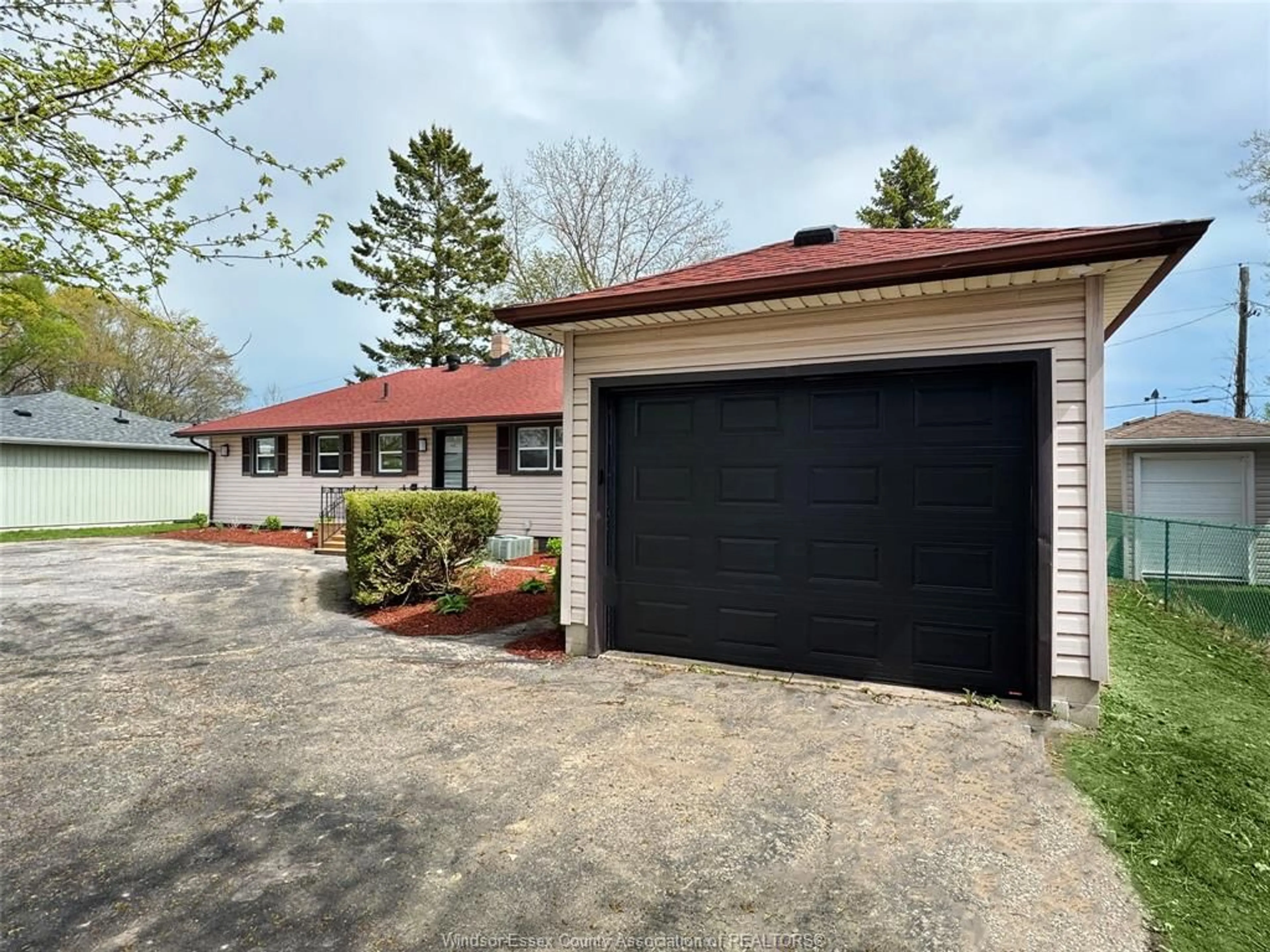 Indoor garage for 268 DETROIT Line, Chatham-Kent Ontario N0P 2P0