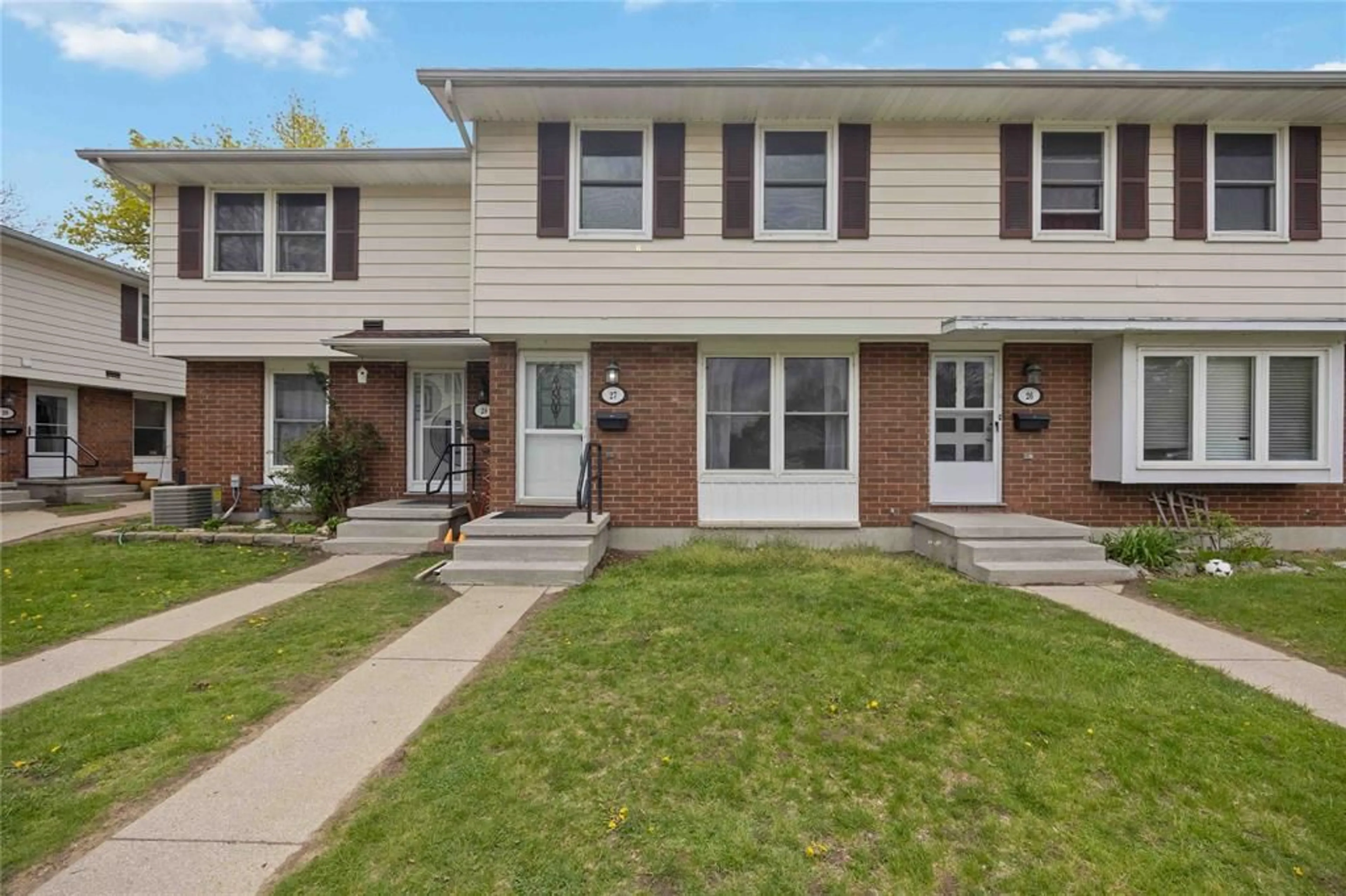 Home with vinyl exterior material, street for 825 Exmouth St #27, Sarnia Ontario N7T 5R1