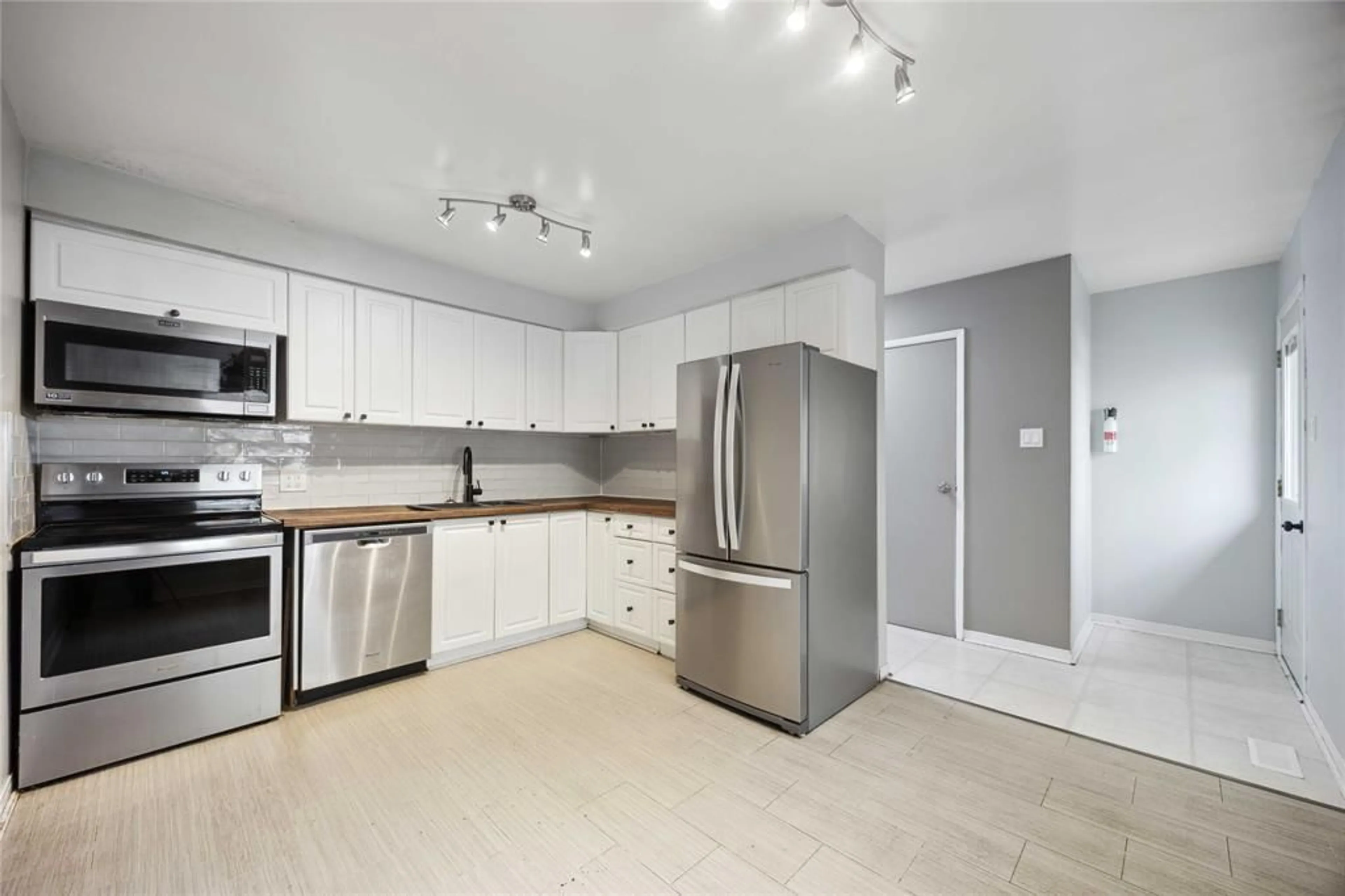 Standard kitchen, unknown for 825 Exmouth St #27, Sarnia Ontario N7T 5R1