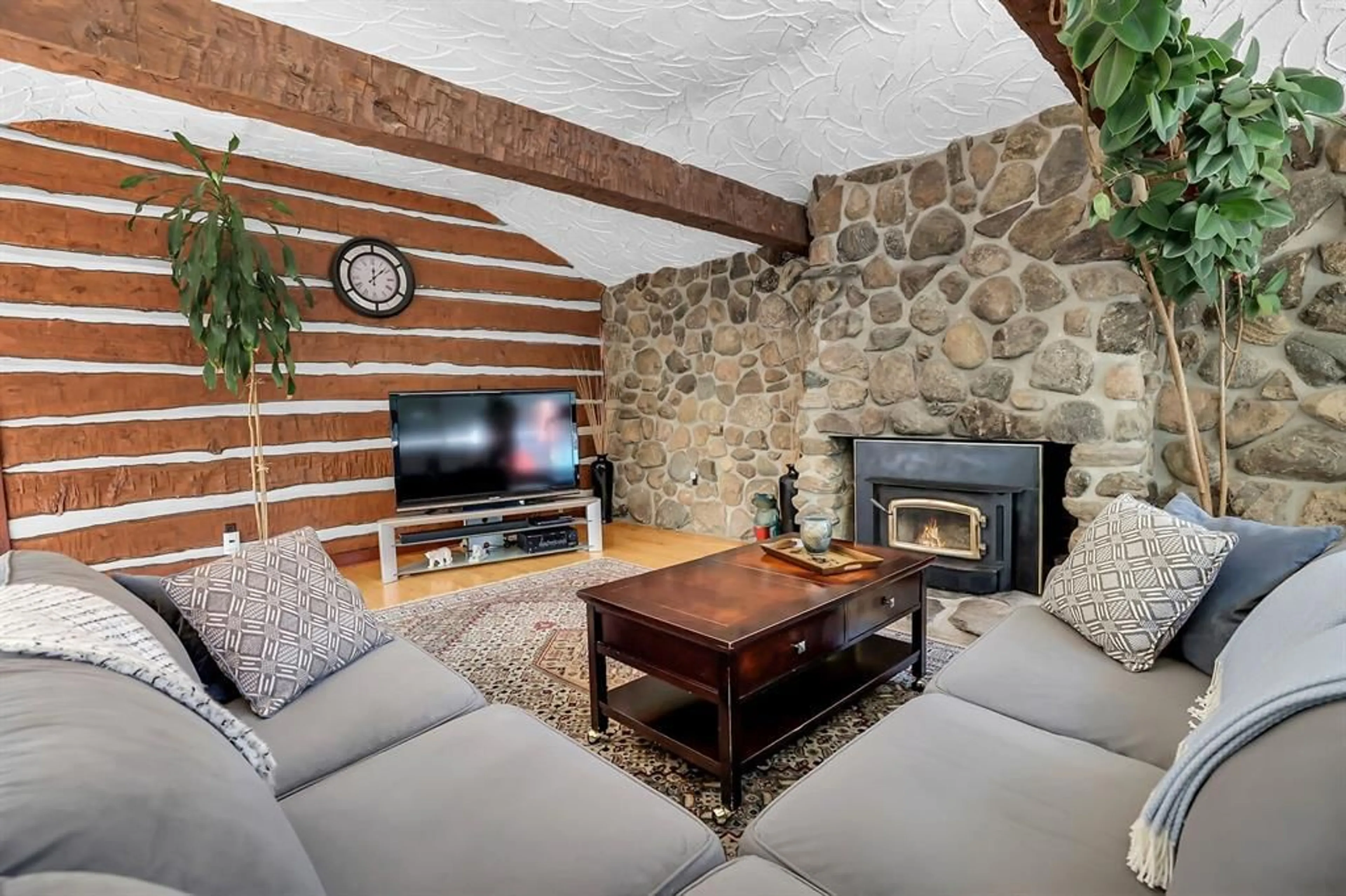 Living room with furniture, unknown for 16030 Humber Station Rd, Not Available Ontario L7E 0Y9