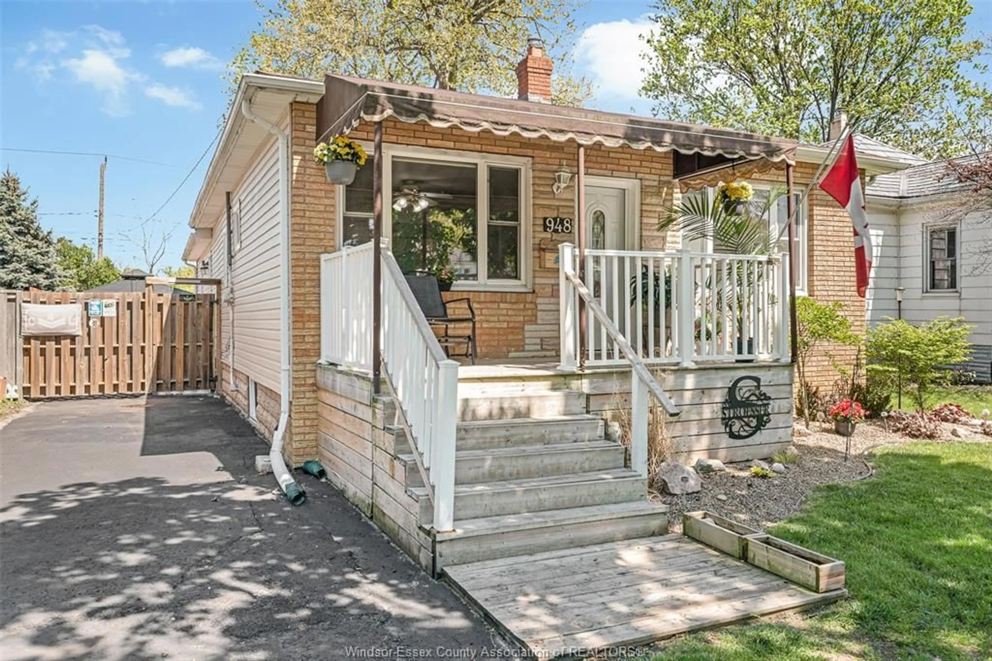 Home with brick exterior material, street for 948 Jefferson, Windsor Ontario N8S 2R1