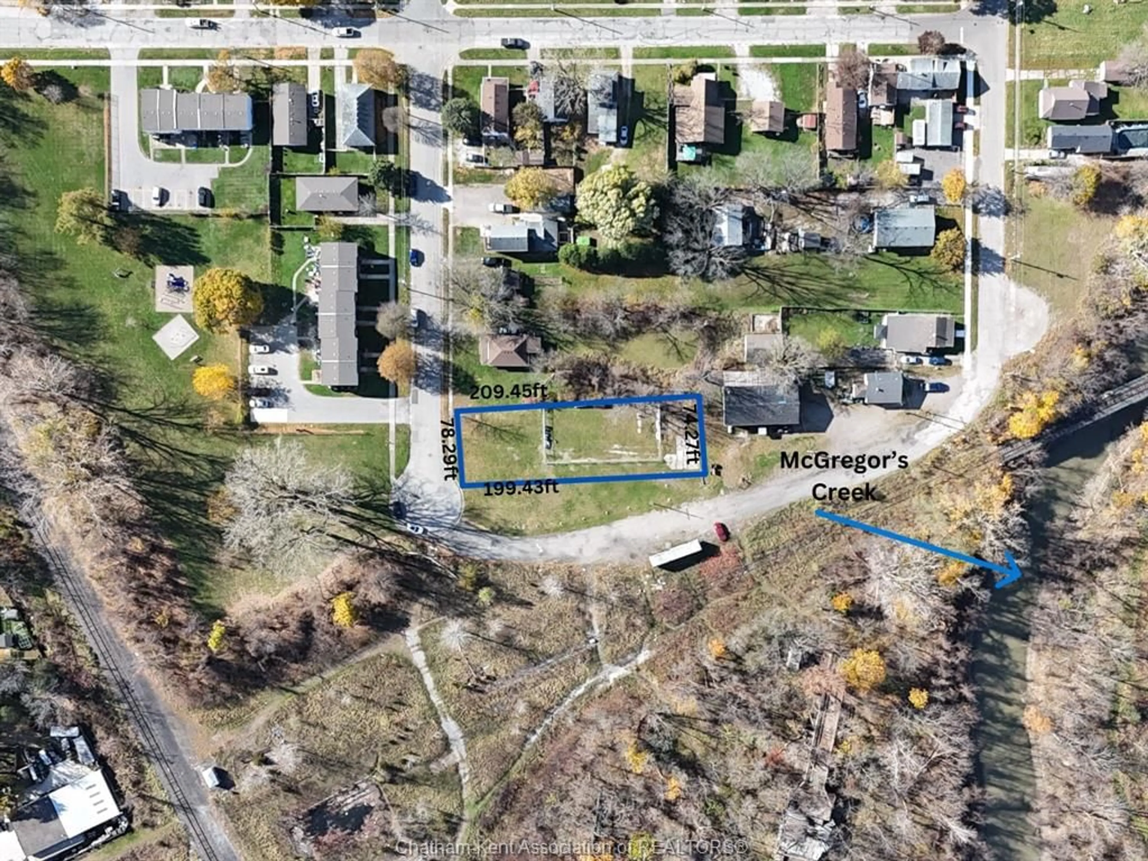 A pic from outside/outdoor area/front of a property/back of a property/a pic from drone, street for 285 Wellington St, Chatham Ontario N7M 3P6