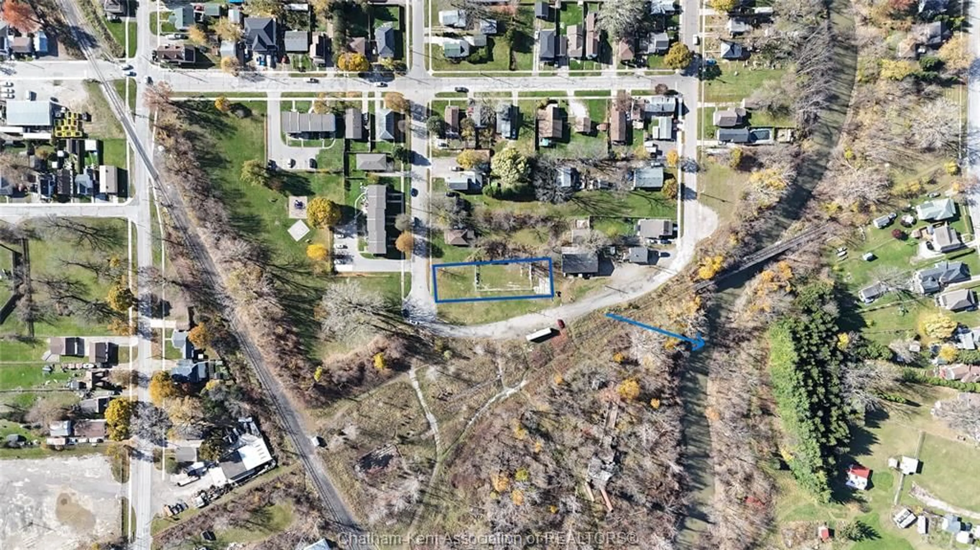 A pic from outside/outdoor area/front of a property/back of a property/a pic from drone, street for 285 Wellington St, Chatham Ontario N7M 3P6