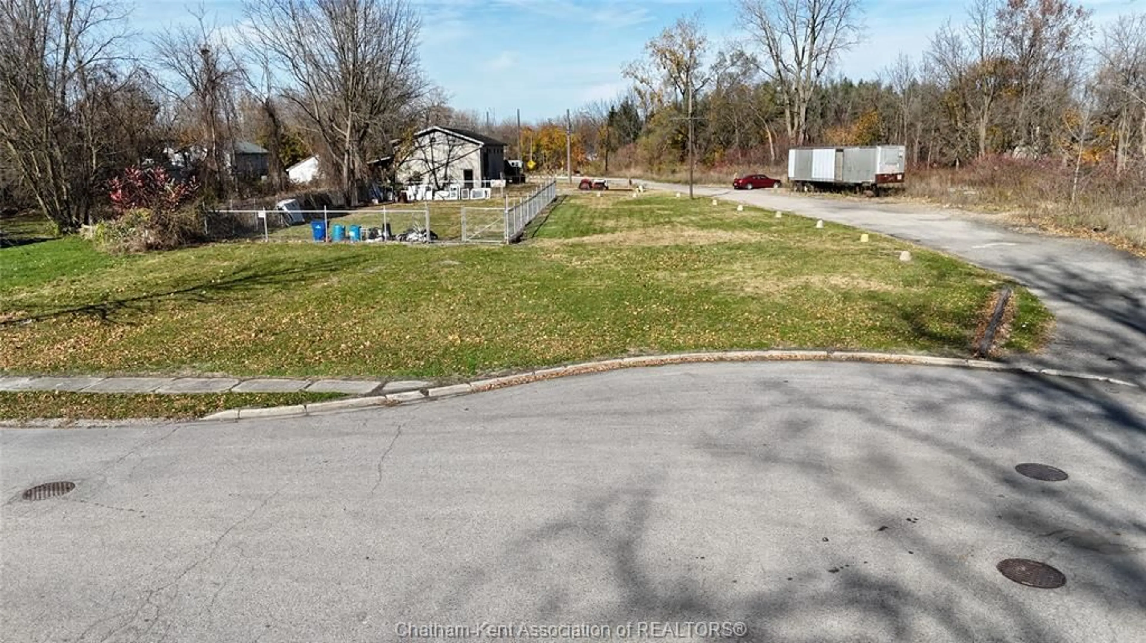 A pic from outside/outdoor area/front of a property/back of a property/a pic from drone, street for 285 Wellington St, Chatham Ontario N7M 3P6
