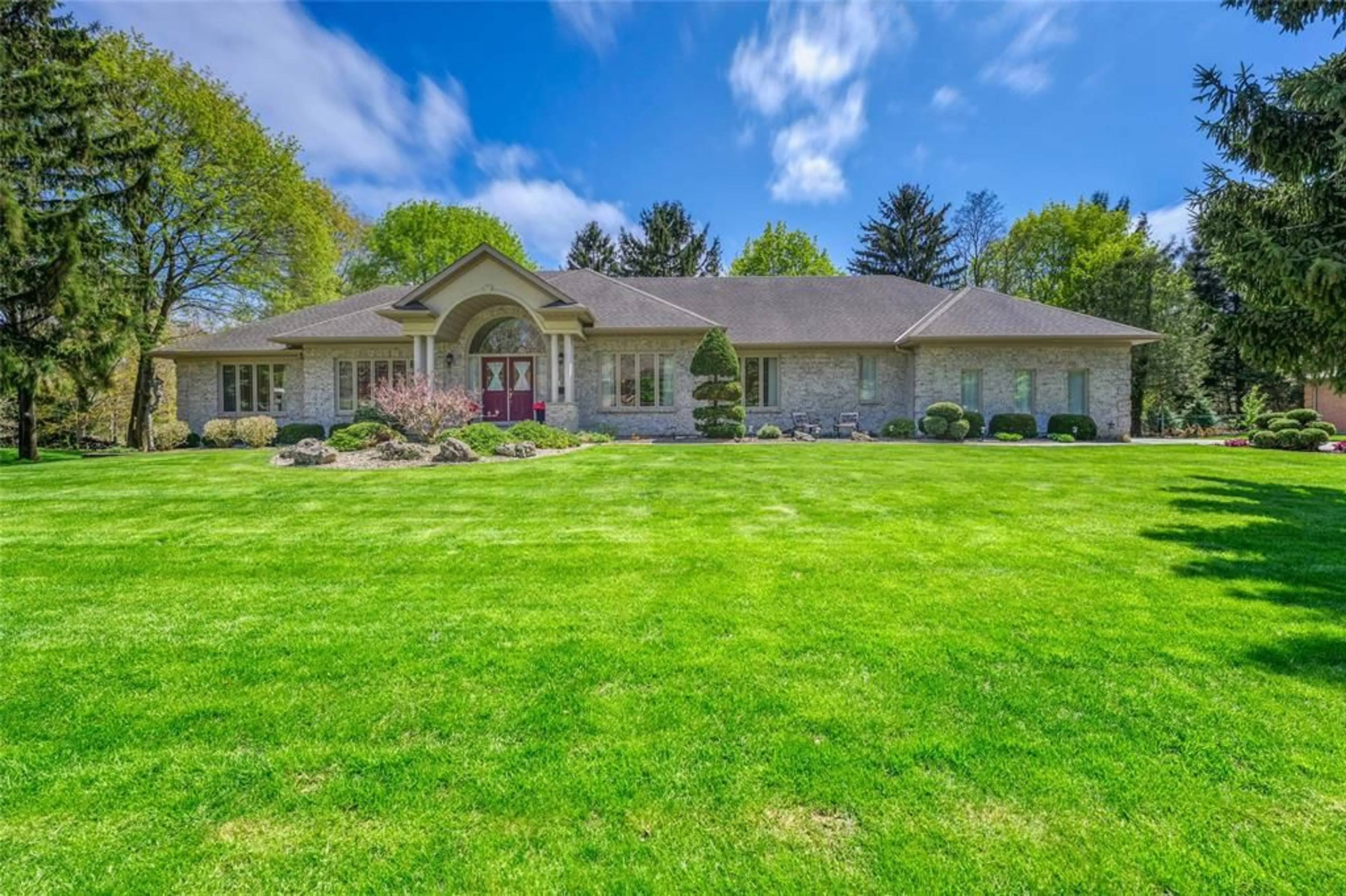 A pic from outside/outdoor area/front of a property/back of a property/a pic from drone, unknown for 1809 WESPENCER Gate, Sarnia Ontario N7X 1A7