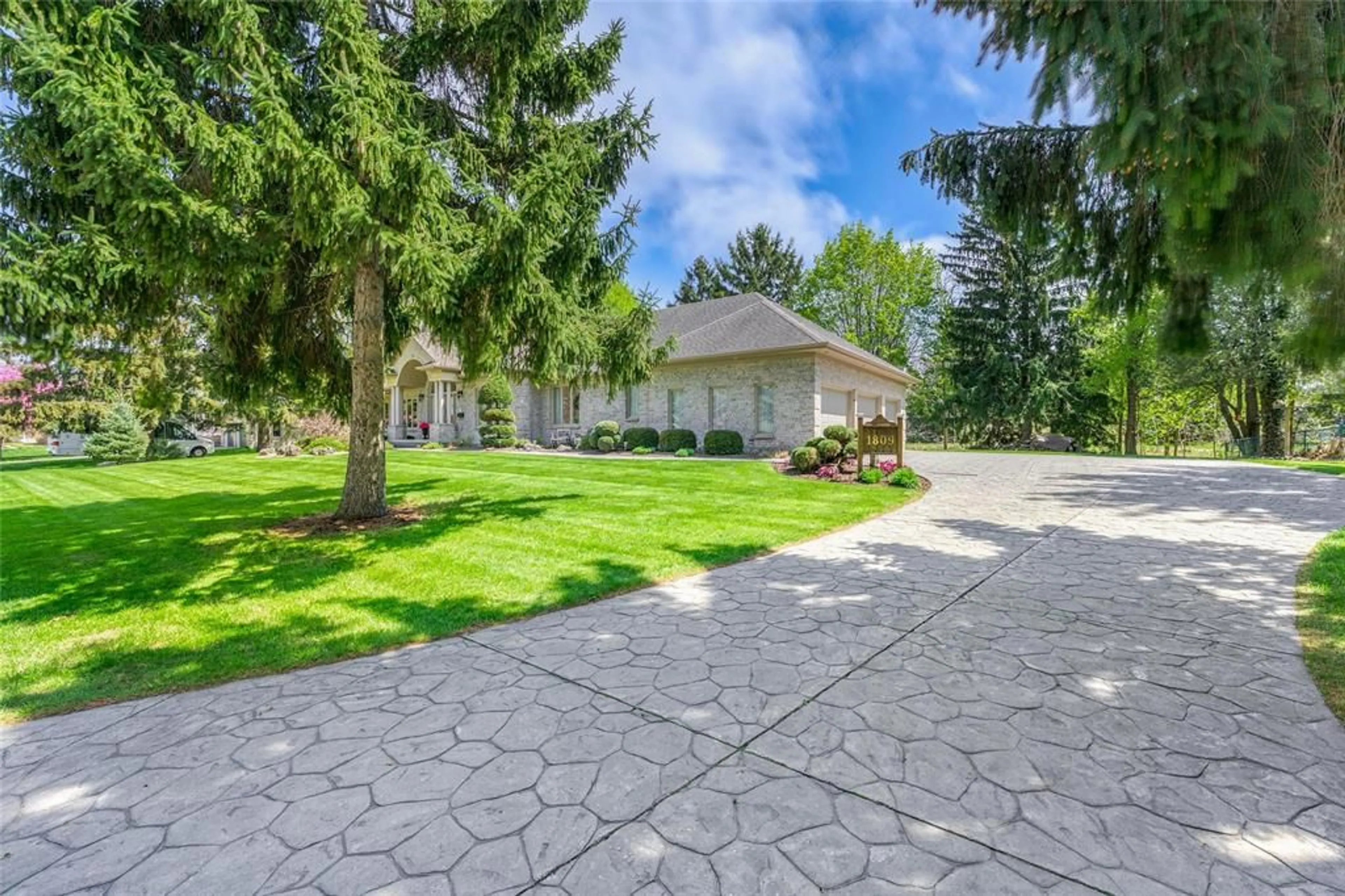 Patio, street for 1809 WESPENCER Gate, Sarnia Ontario N7X 1A7