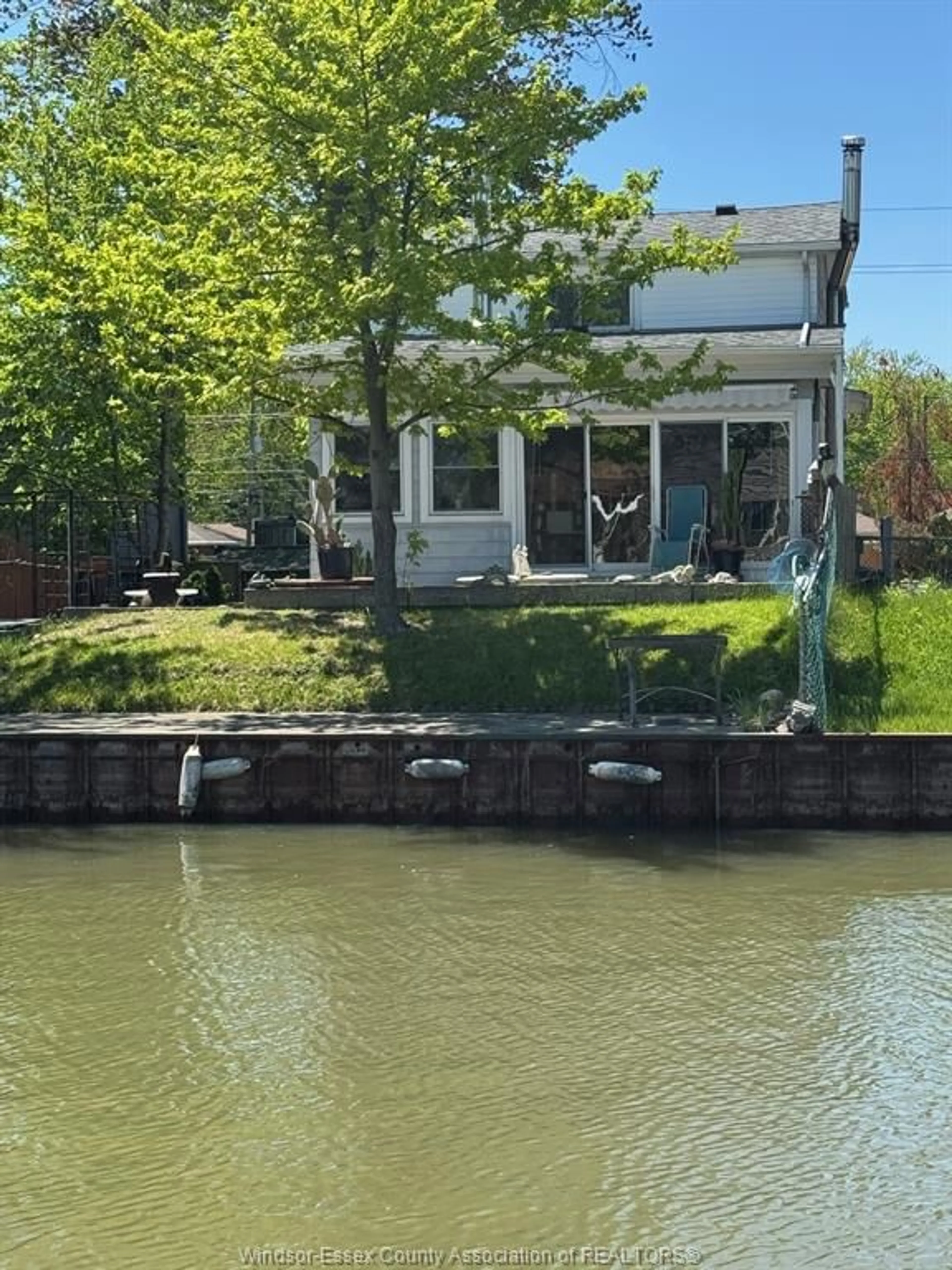 A pic from outside/outdoor area/front of a property/back of a property/a pic from drone, water/lake/river/ocean view for 488 RIVERDALE Ave, Windsor Ontario N8S 4B6