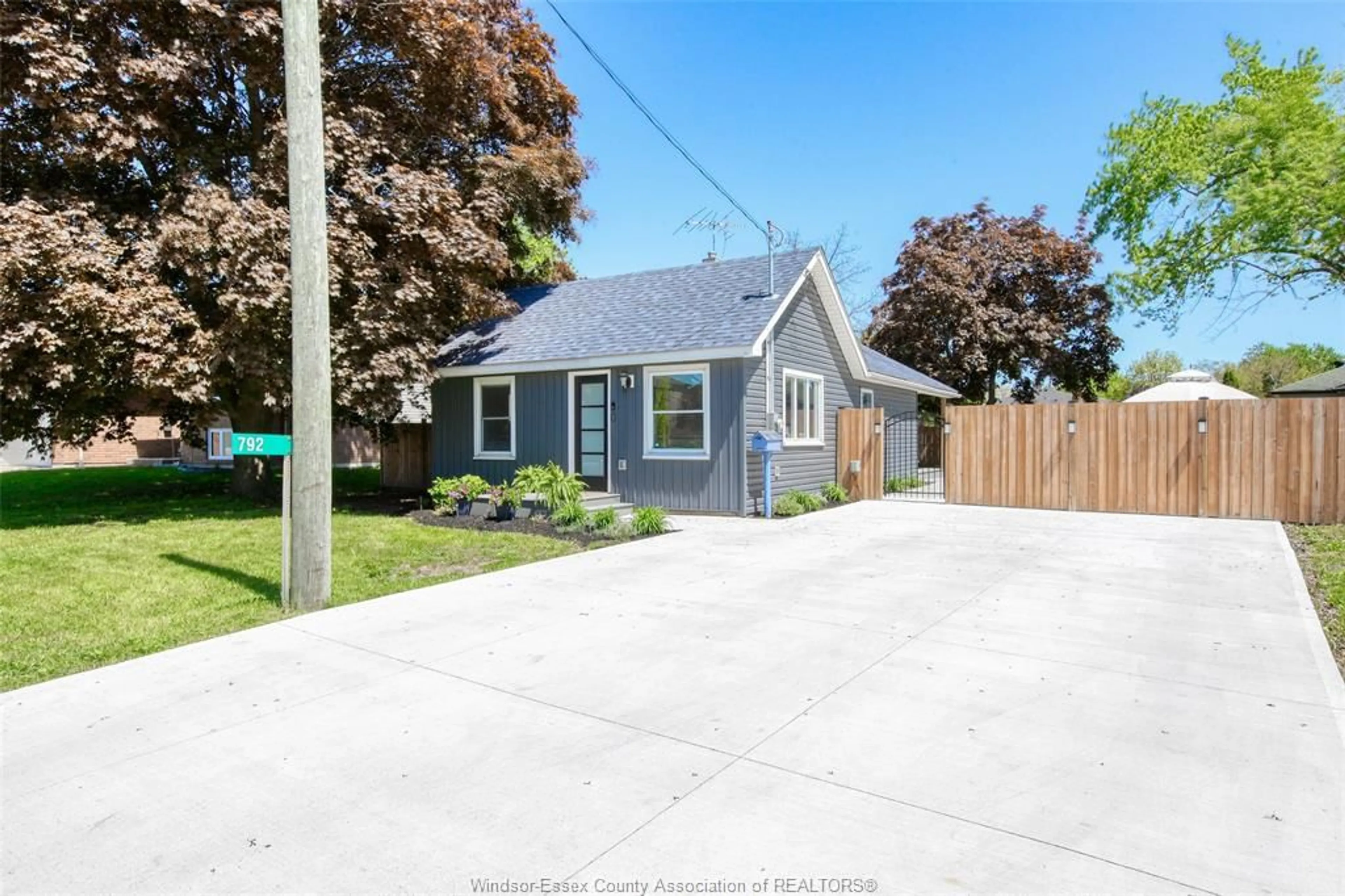 A pic from outside/outdoor area/front of a property/back of a property/a pic from drone, street for 792 MICHIGAN, LaSalle Ontario N9J 2E6