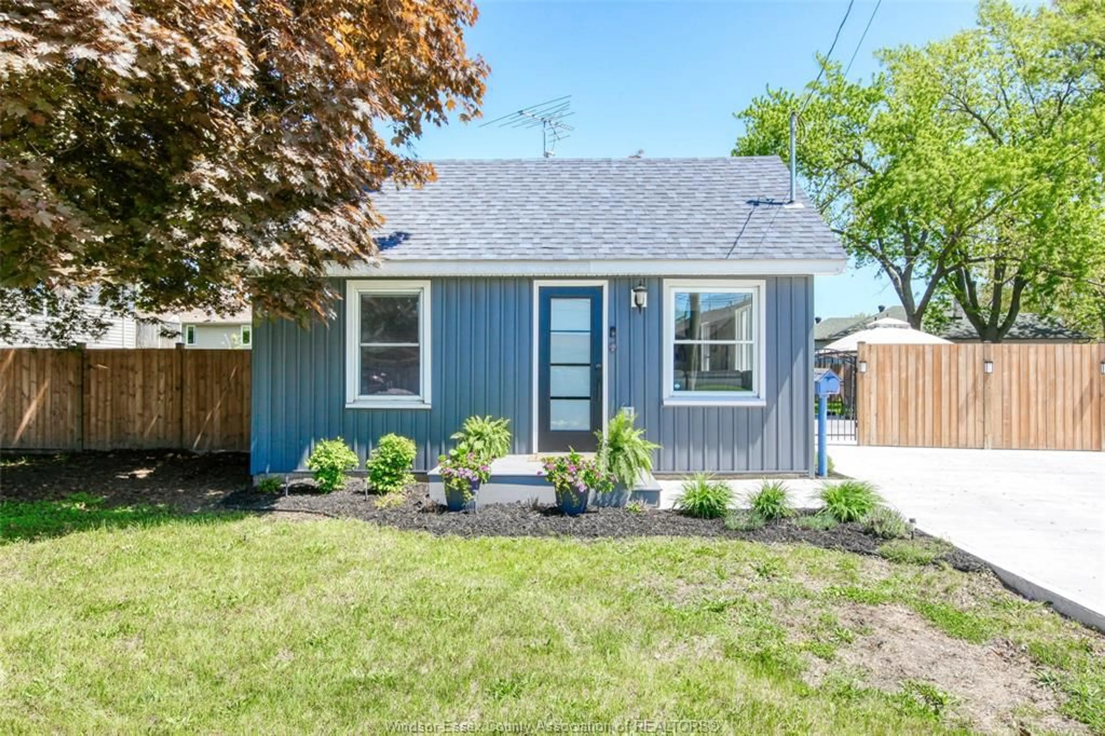 Home with vinyl exterior material, street for 792 MICHIGAN, LaSalle Ontario N9J 2E6