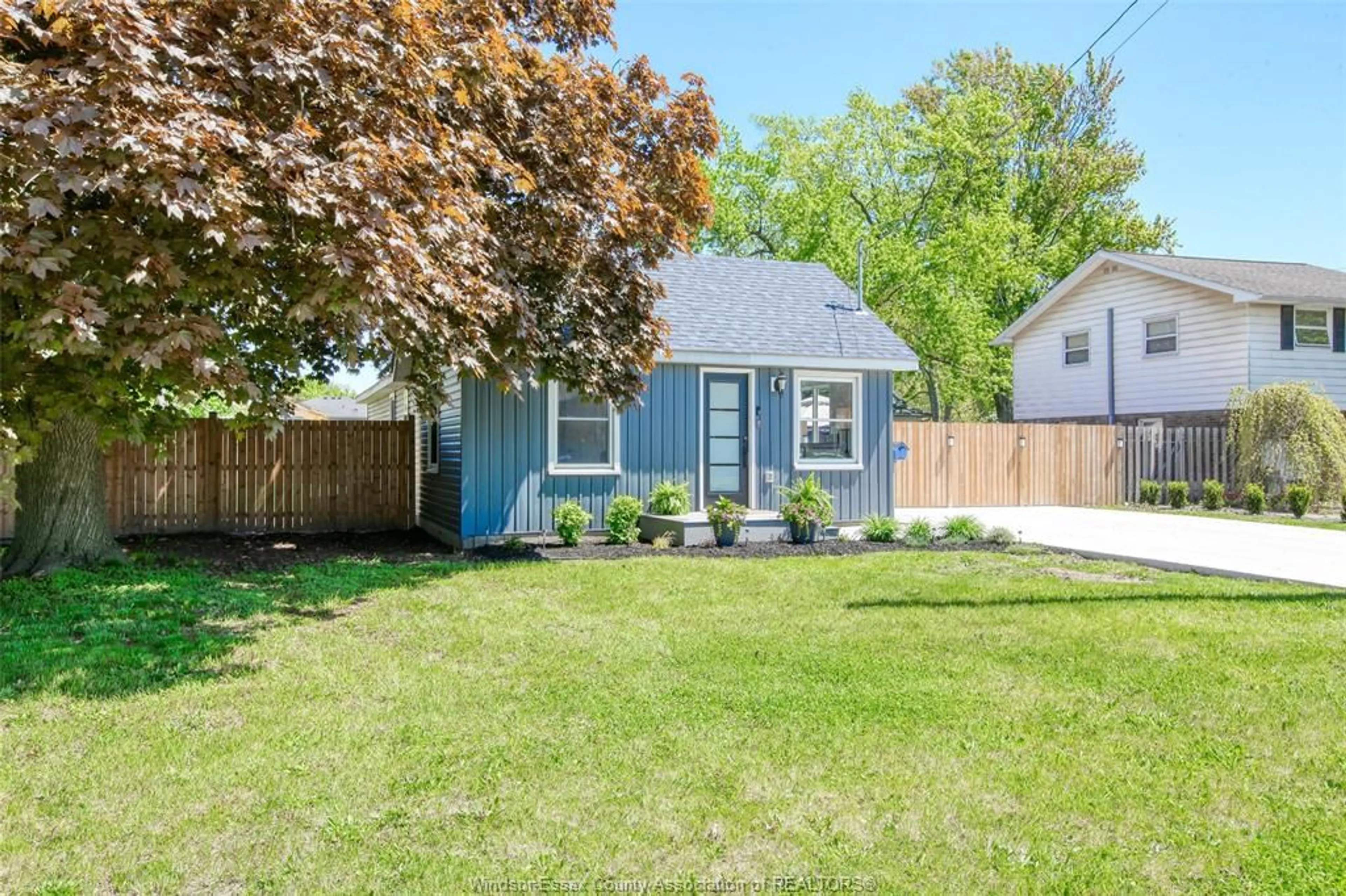 Home with vinyl exterior material, street for 792 MICHIGAN, LaSalle Ontario N9J 2E6
