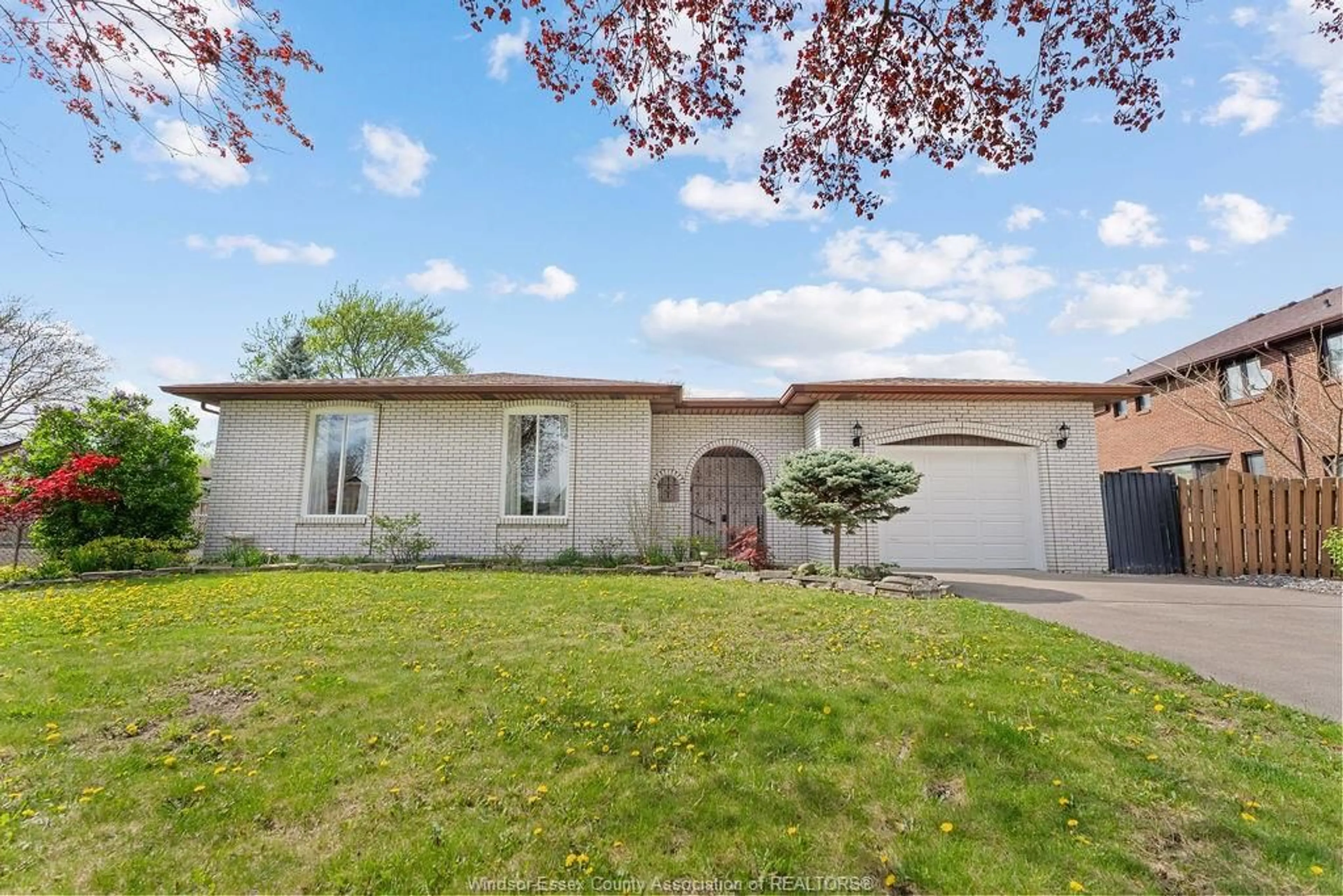 A pic from outside/outdoor area/front of a property/back of a property/a pic from drone, street for 9983 KENWOOD Cres, Windsor Ontario N8R 1H4