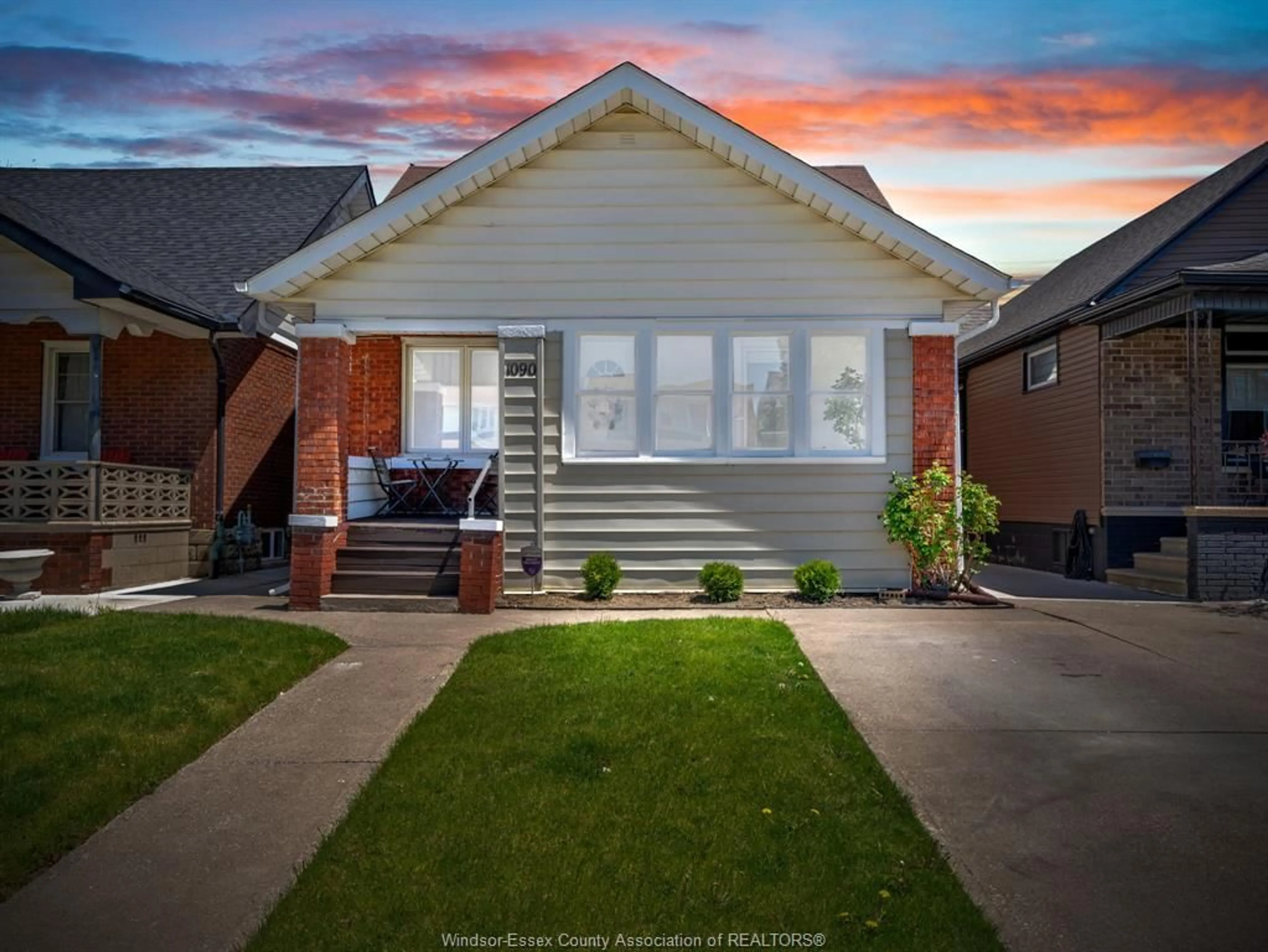 Home with brick exterior material, street for 1090 MARENTETTE Ave, Windsor Ontario N9A 2A5