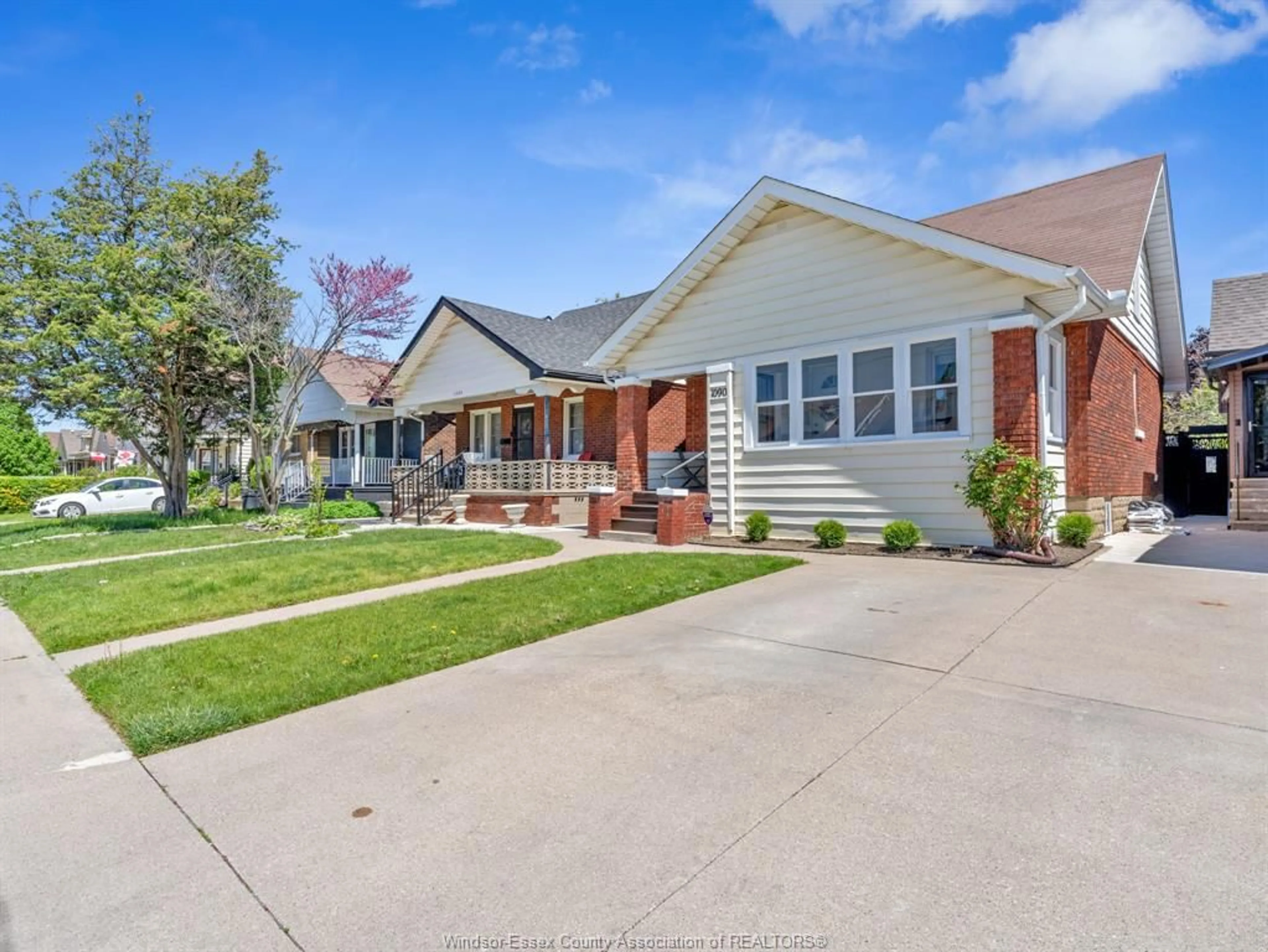 Home with vinyl exterior material, street for 1090 MARENTETTE Ave, Windsor Ontario N9A 2A5
