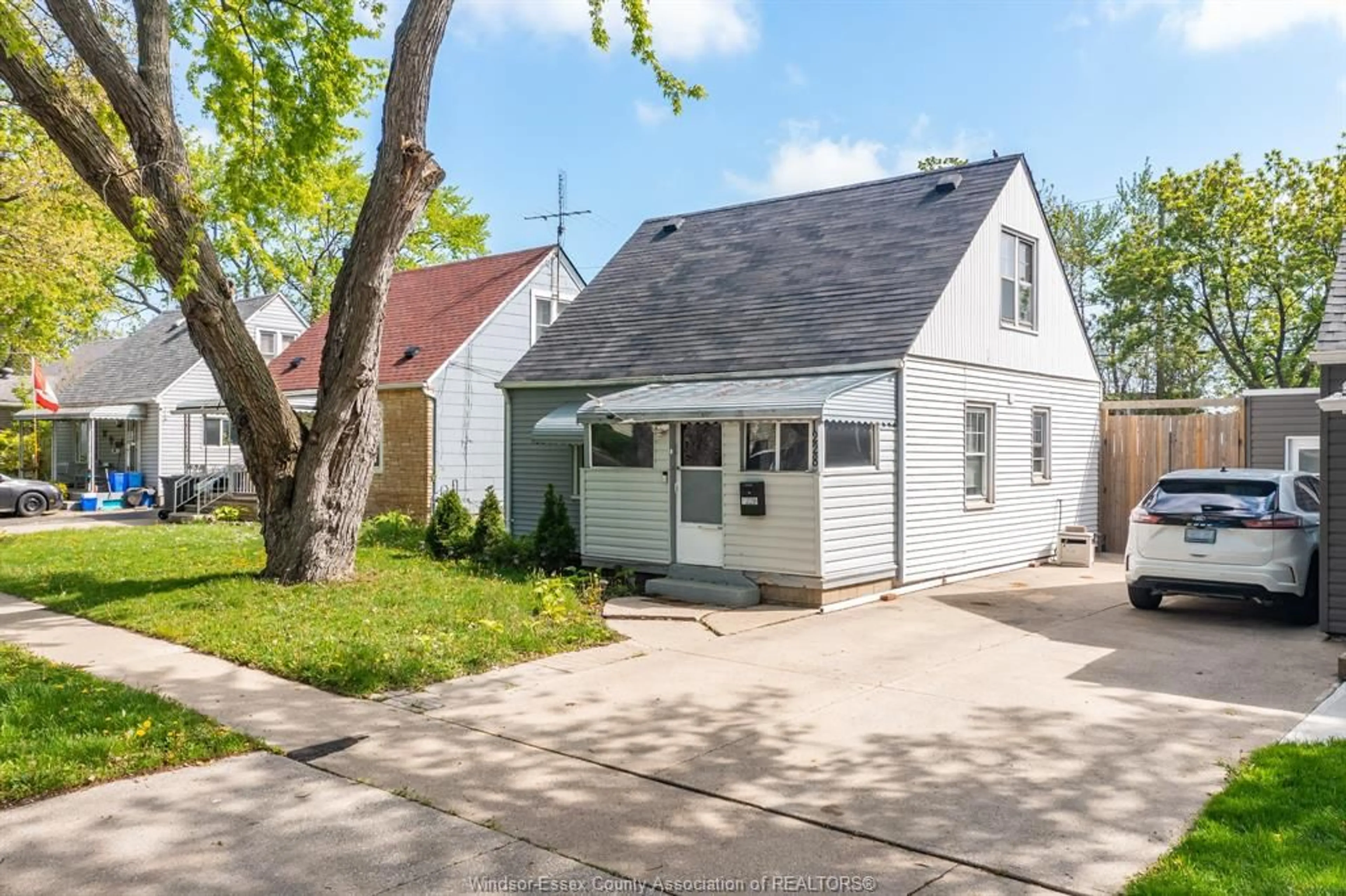 Unknown for 1228 OAK, Windsor Ontario N8X 2B1
