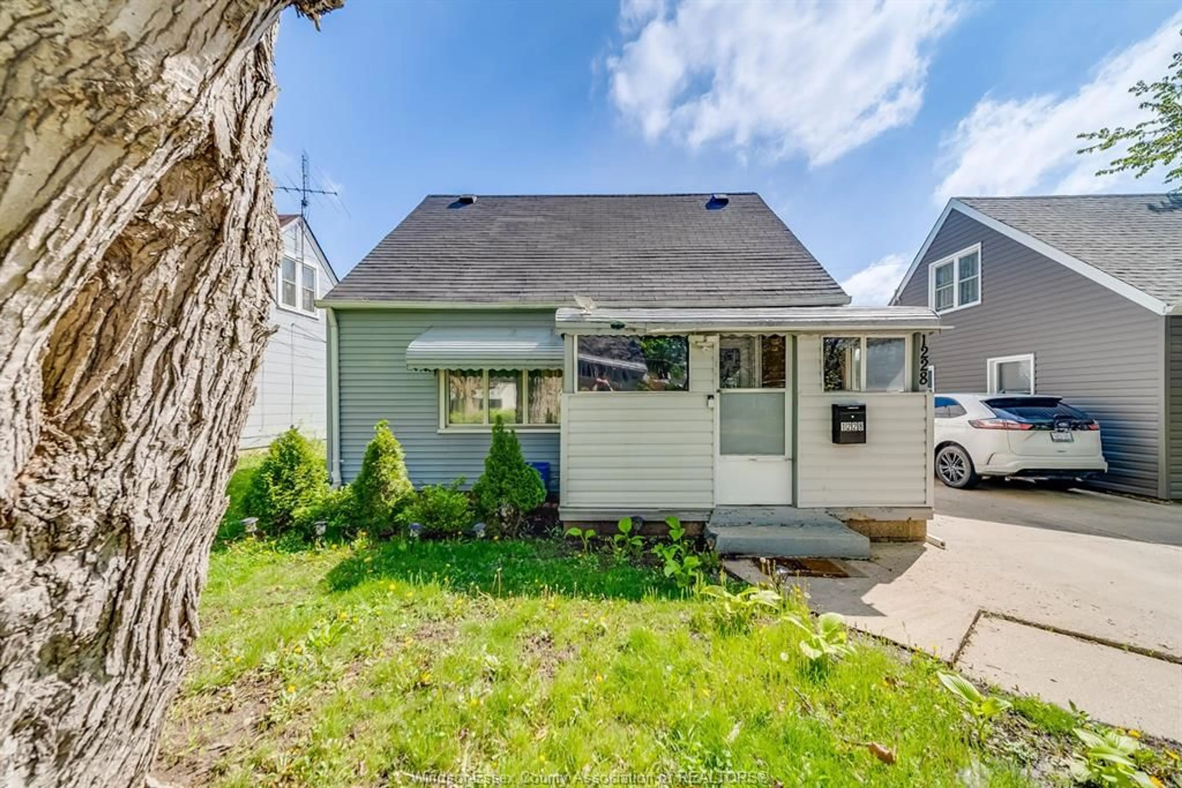 Unknown for 1228 OAK, Windsor Ontario N8X 2B1