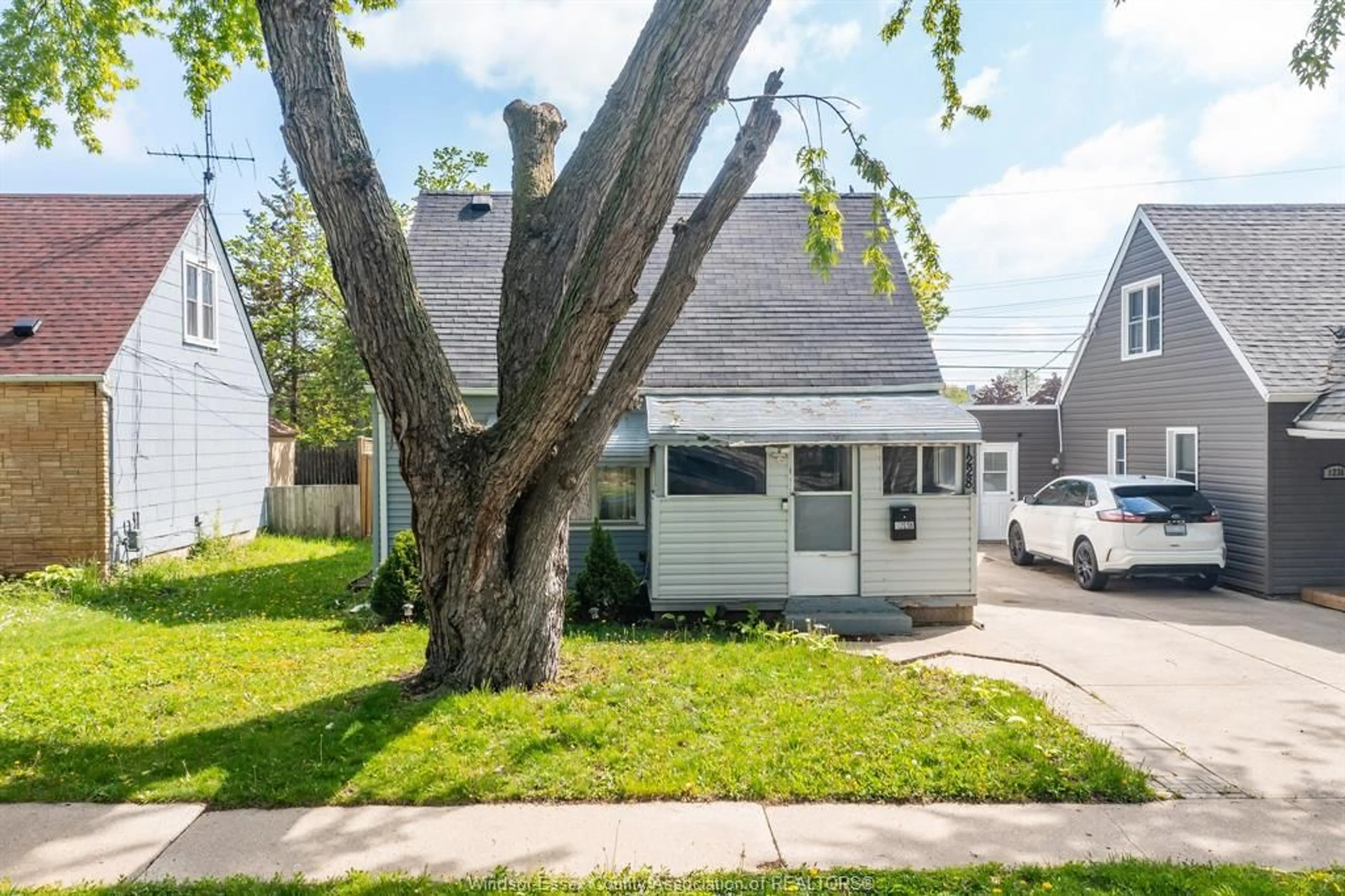 Unknown for 1228 OAK, Windsor Ontario N8X 2B1