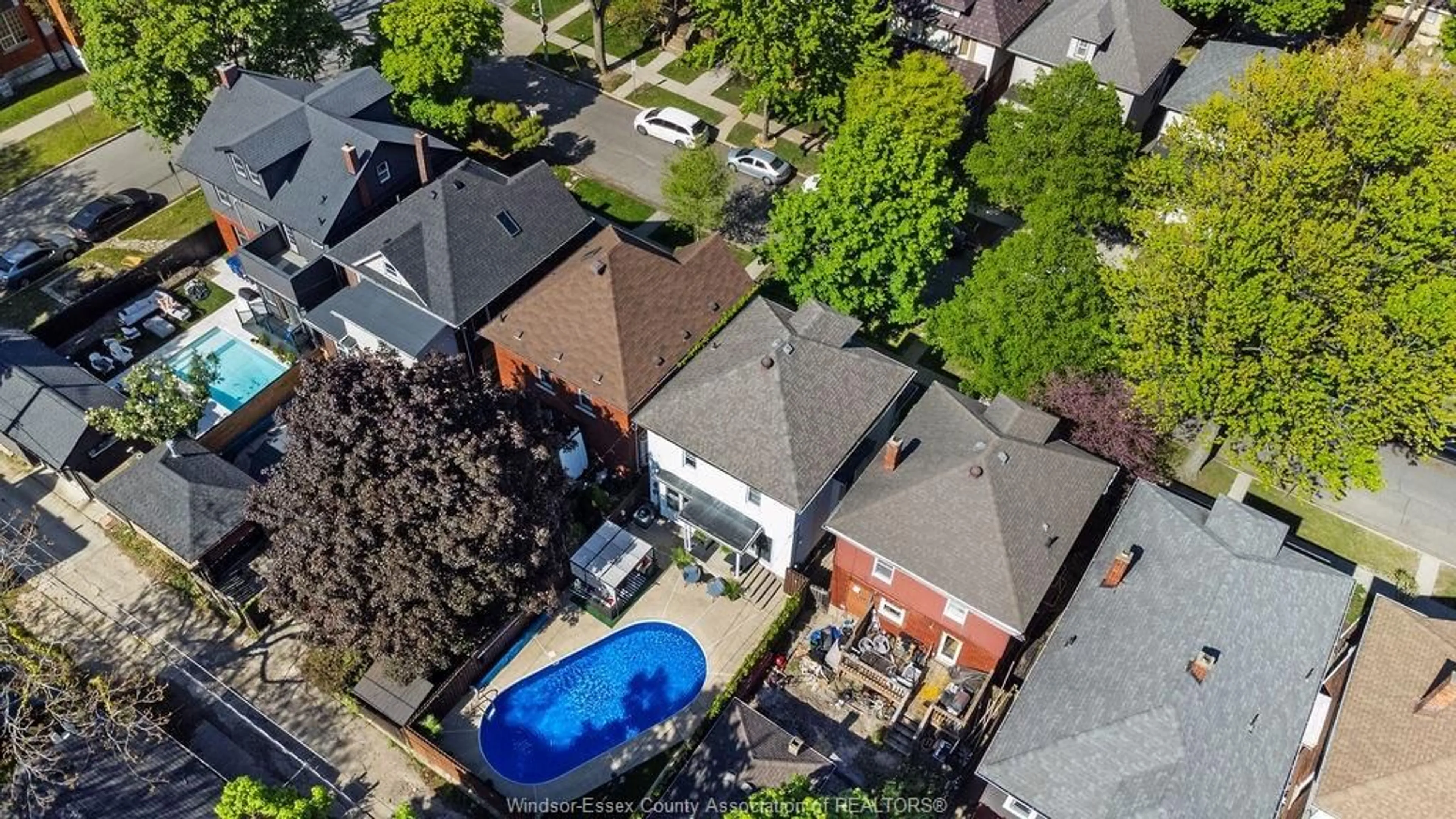 A pic from outside/outdoor area/front of a property/back of a property/a pic from drone, street for 917 WINDERMERE Rd, Windsor Ontario N8Y 3E5