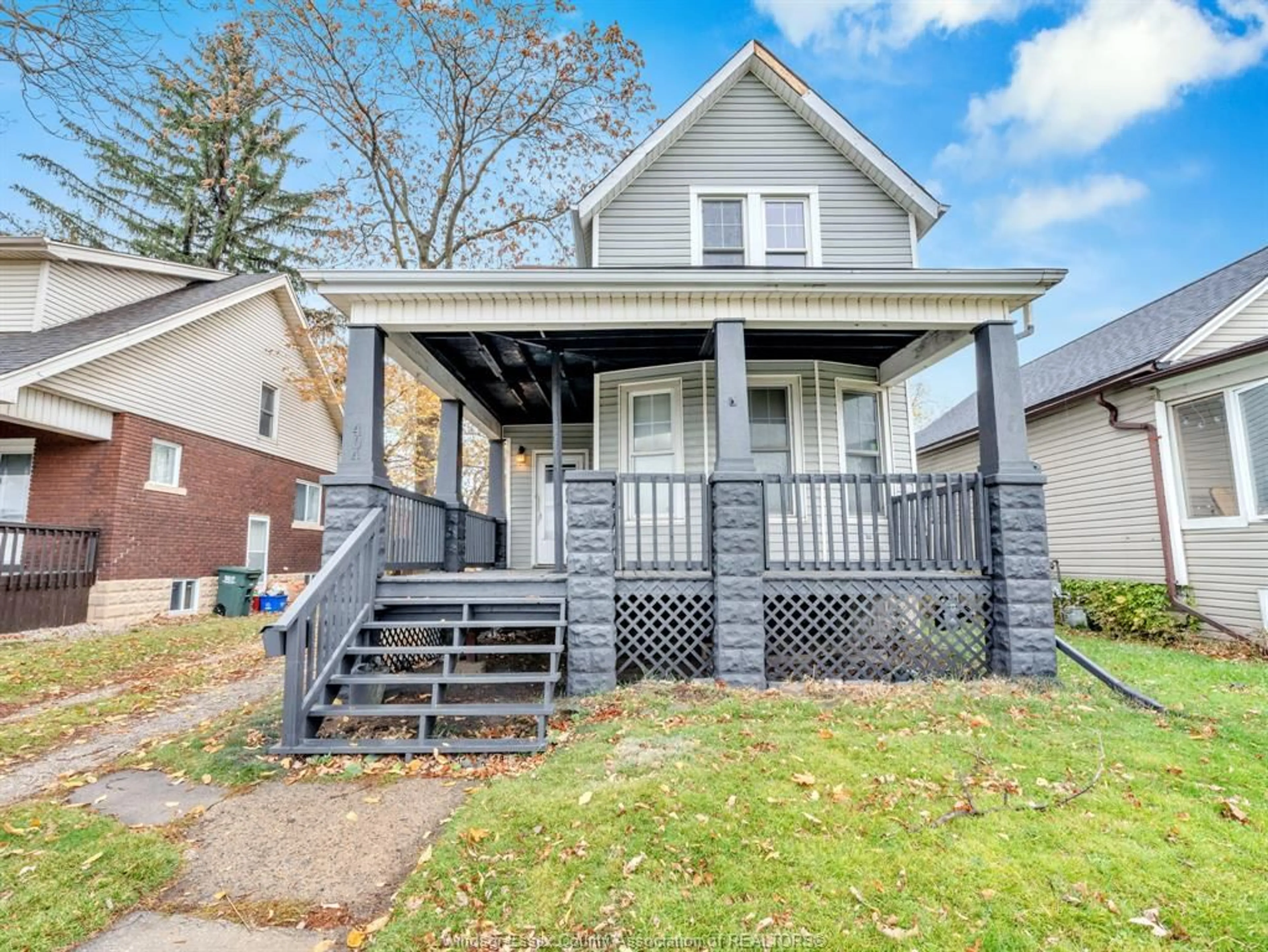 Home with vinyl exterior material, street for 404 CRAWFORD Ave, Windsor Ontario N9A 5C4