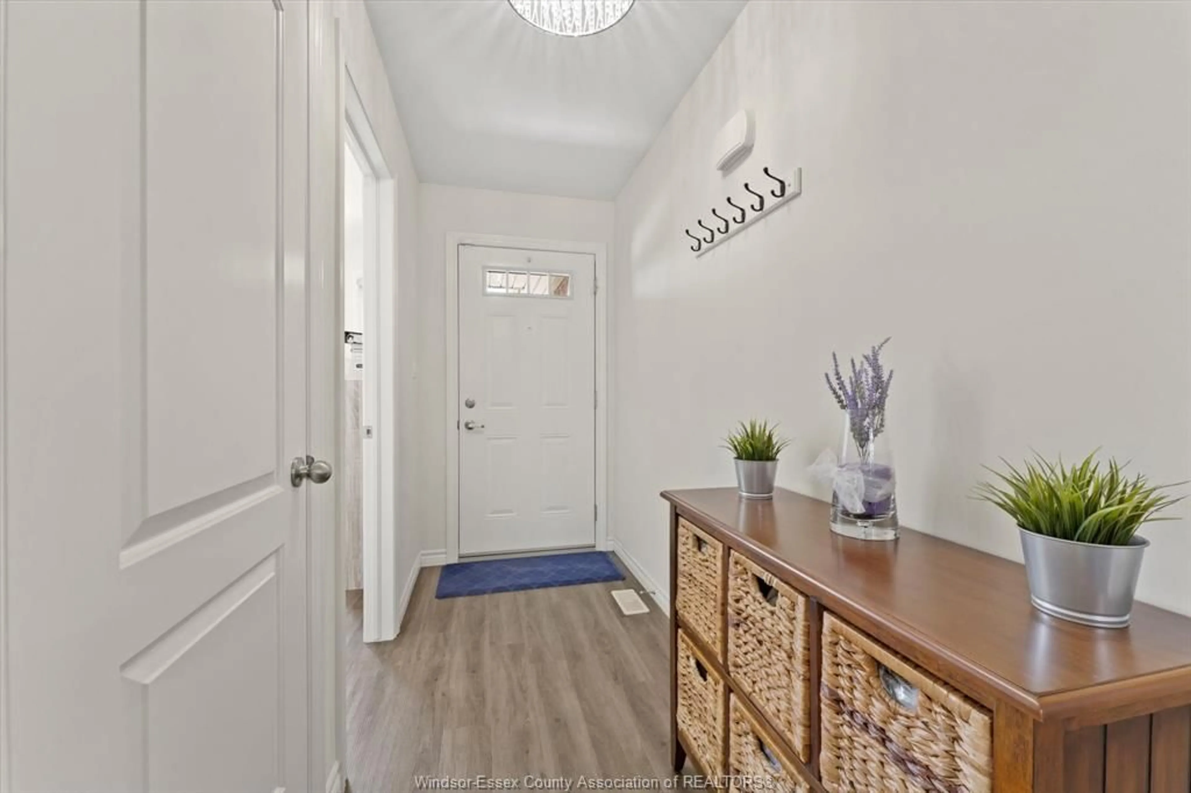 Indoor entryway for 1114 COPELAND Ave, Windsor Ontario N8P 0C6