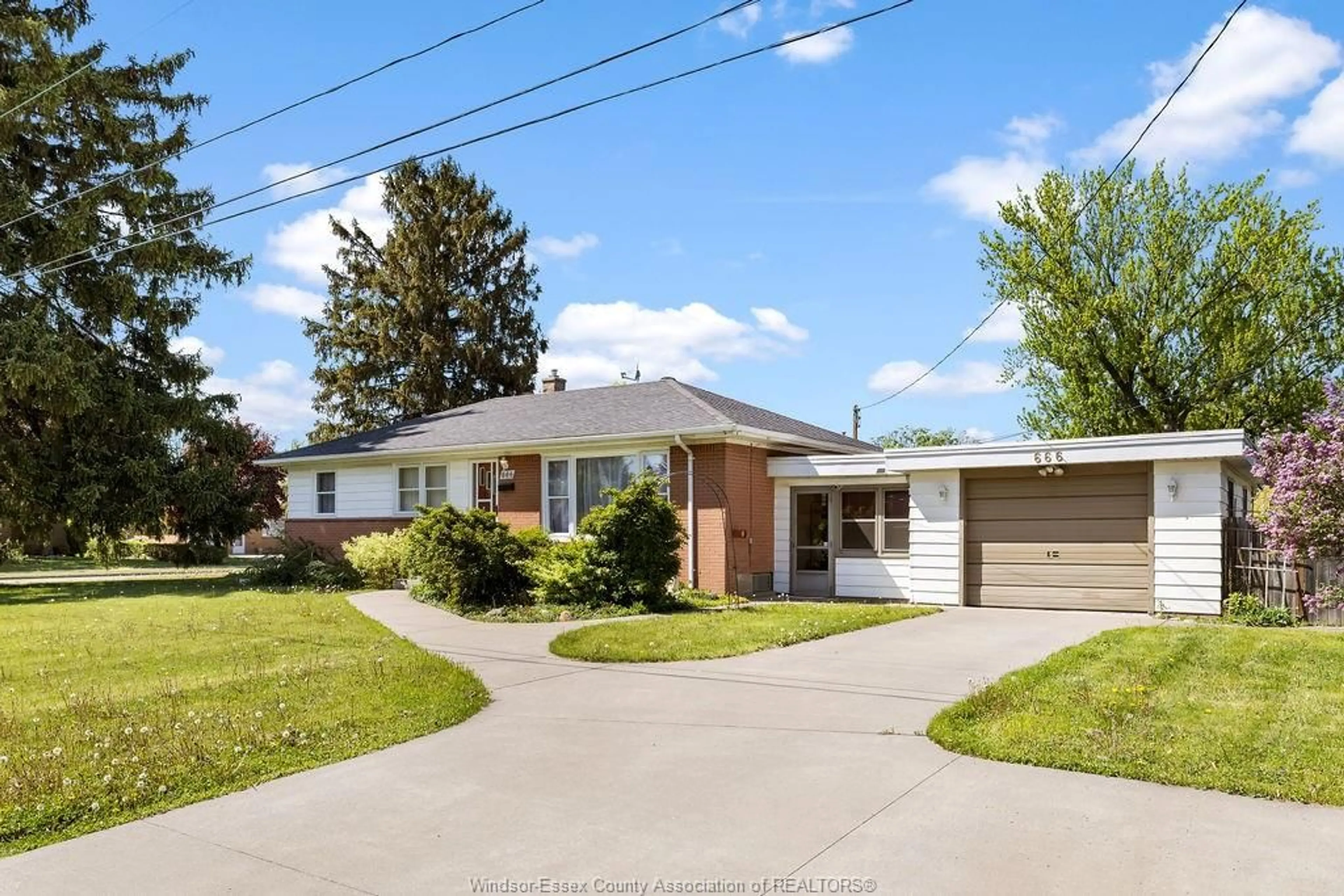 Home with vinyl exterior material, street for 666 LYNN, Windsor Ontario N9G 1G5