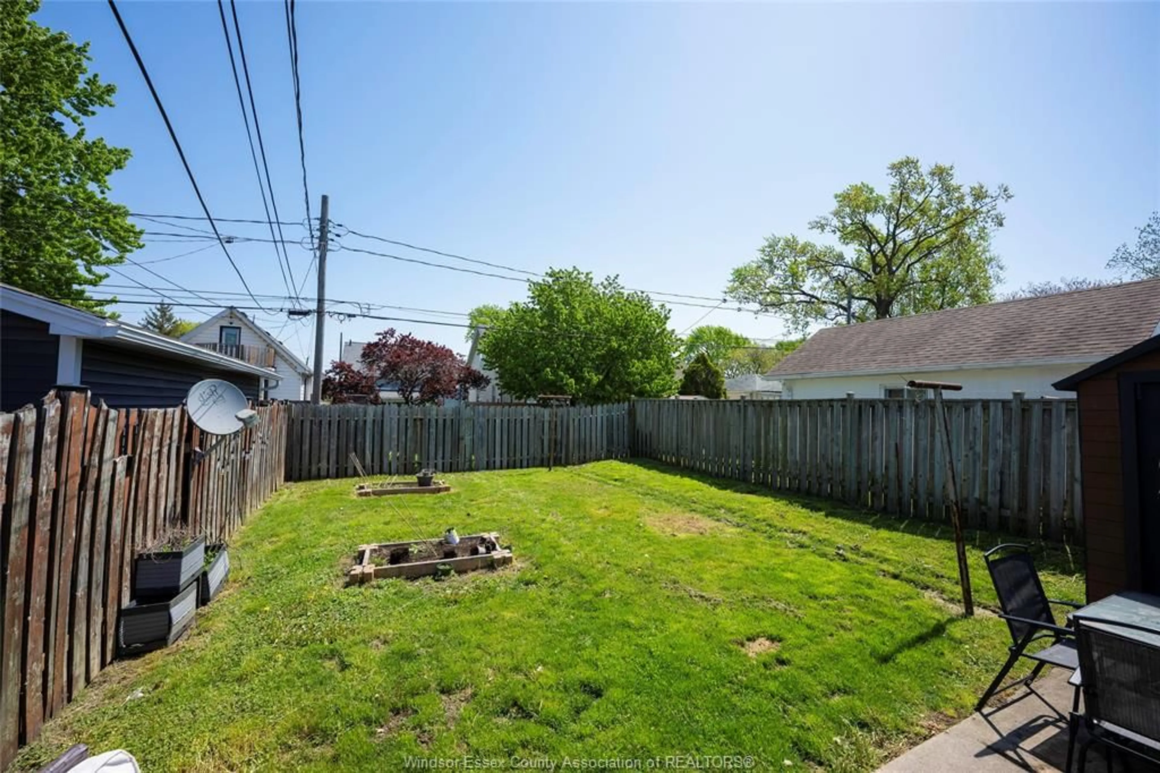 Patio, street for 1072 ELM Ave, Windsor Ontario N9A 5H7