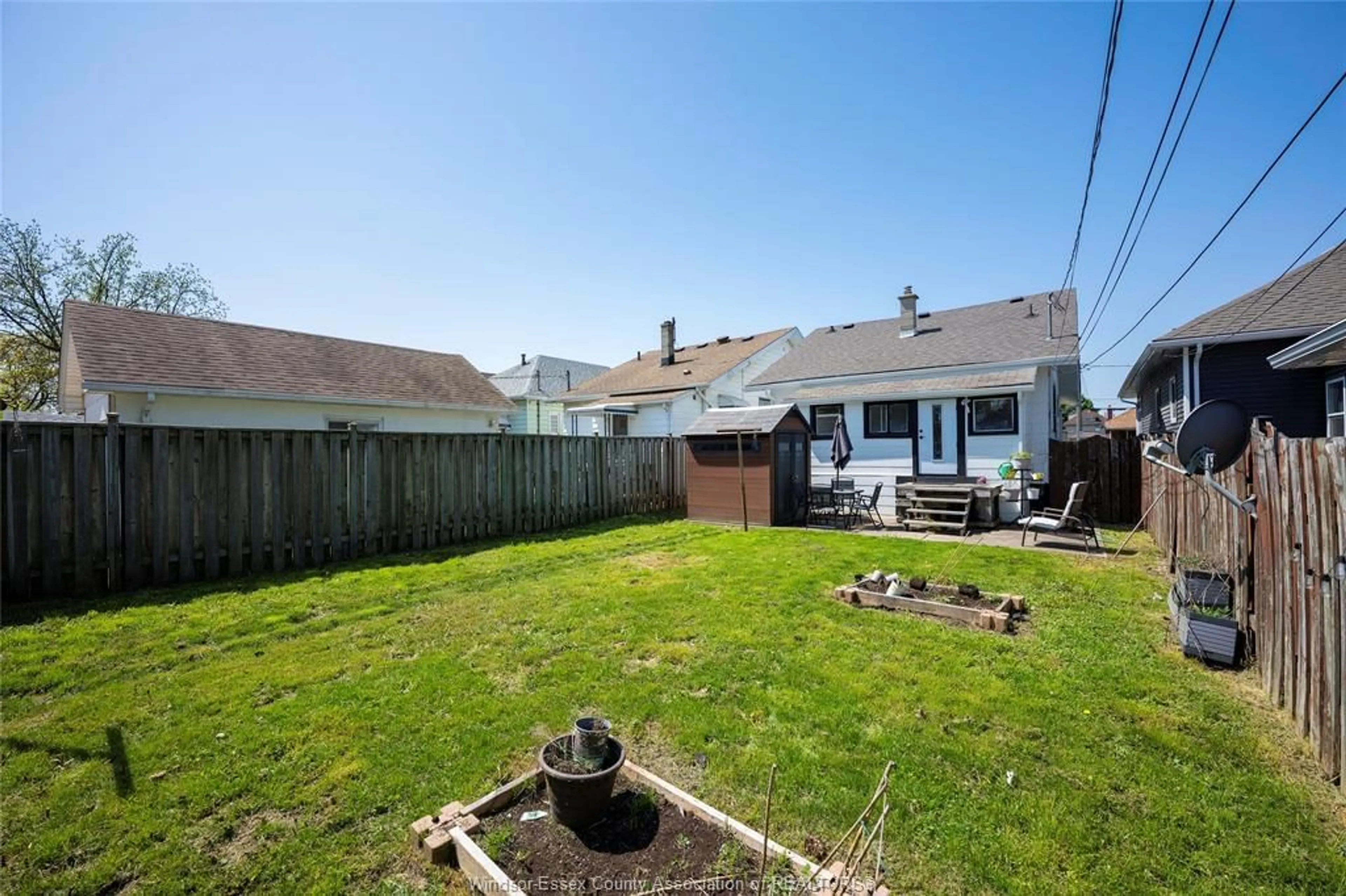 Patio, street for 1072 ELM Ave, Windsor Ontario N9A 5H7