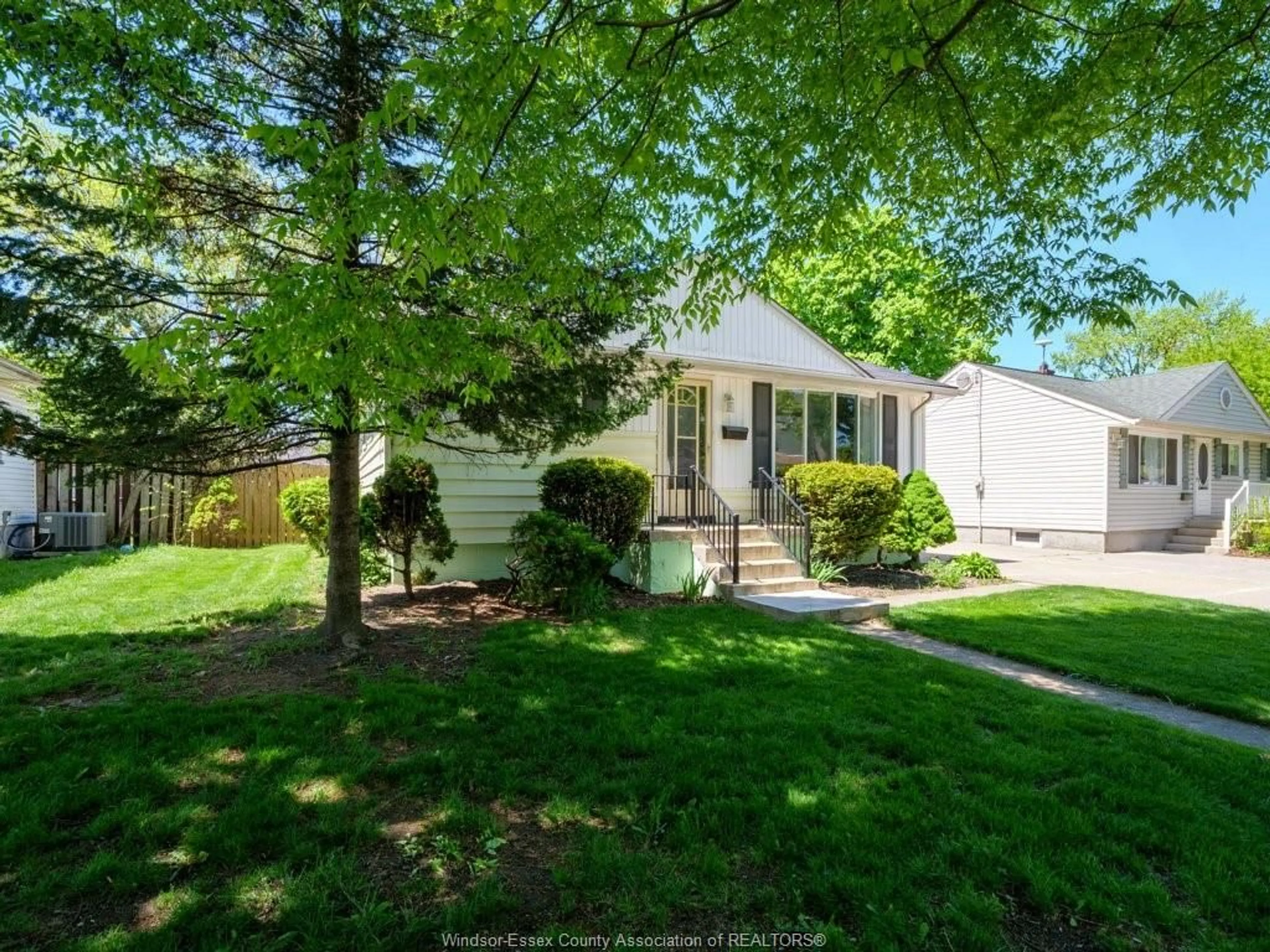 A pic from outside/outdoor area/front of a property/back of a property/a pic from drone, street for 973 ASKIN, Windsor Ontario N9B 2X6