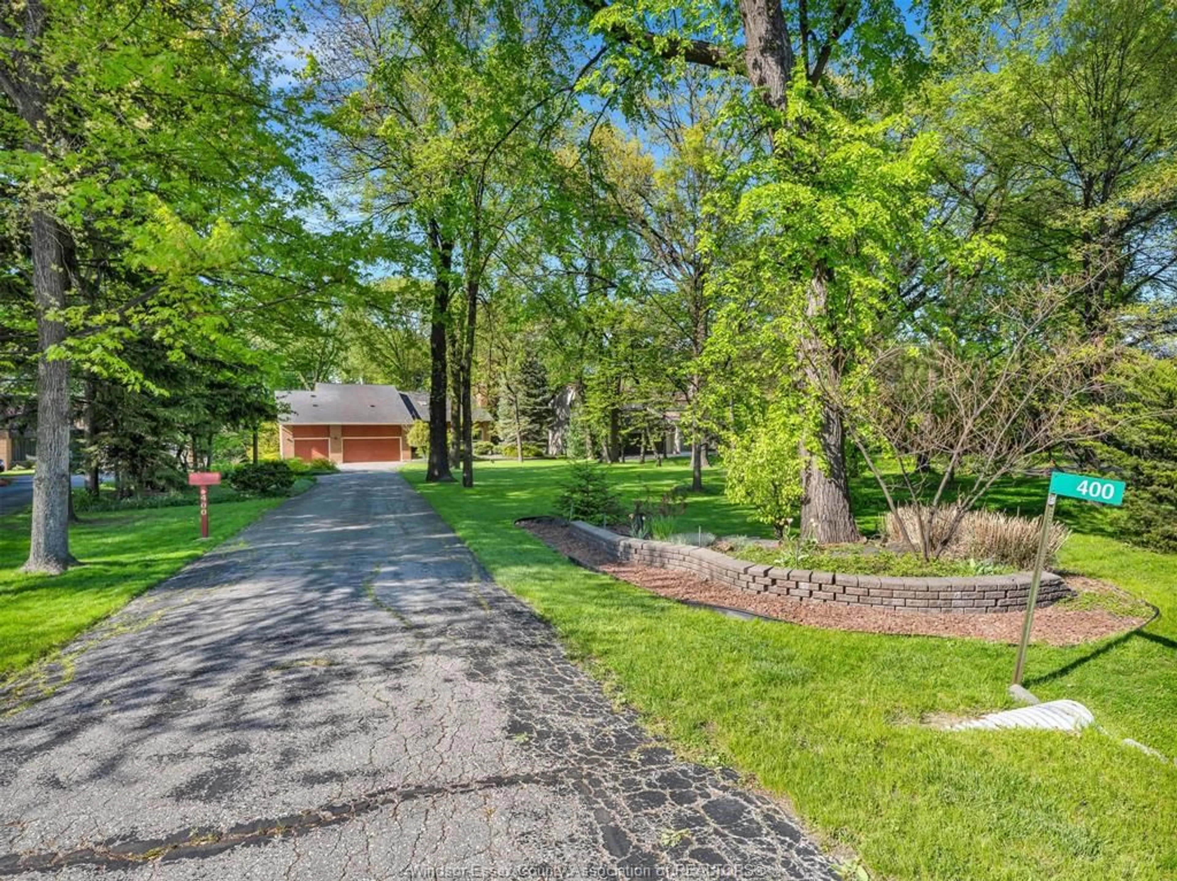 A pic from outside/outdoor area/front of a property/back of a property/a pic from drone, street for 400 OLD TECUMSEH, Lakeshore Ontario N8N 3S8