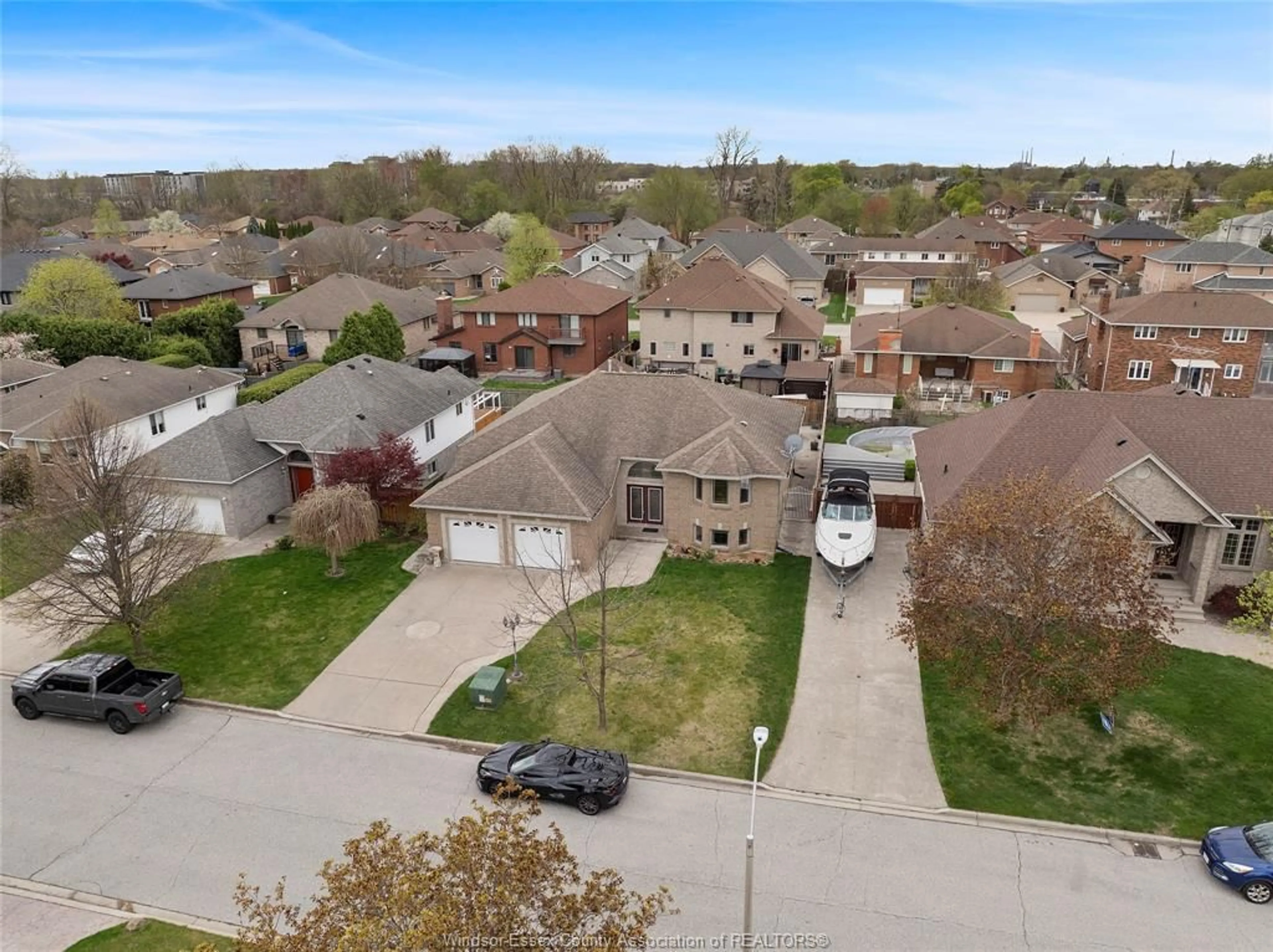 A pic from outside/outdoor area/front of a property/back of a property/a pic from drone, street for 1725 ASKIN Ave, Windsor Ontario N9B 3T9