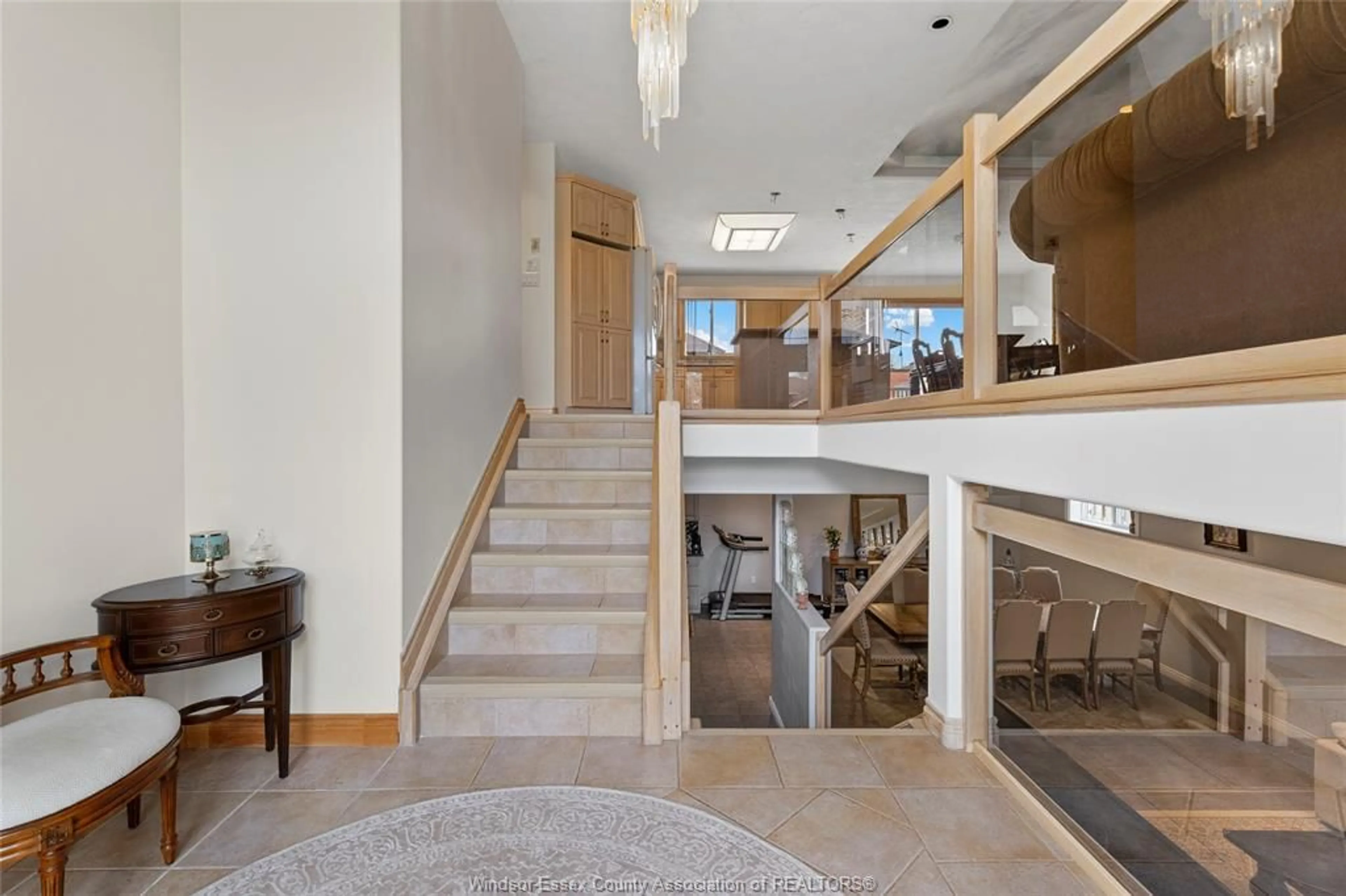 Indoor foyer for 1725 ASKIN Ave, Windsor Ontario N9B 3T9