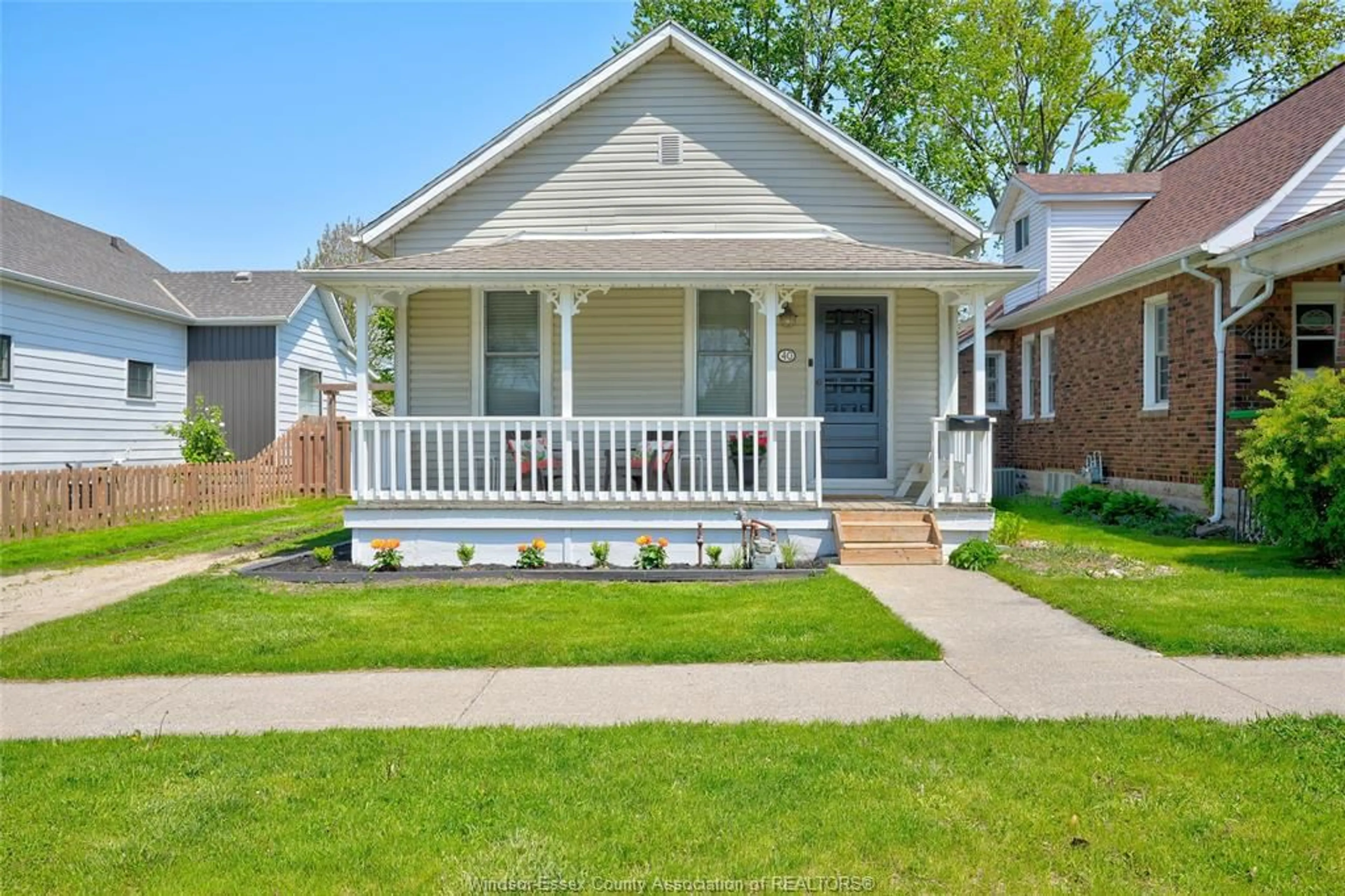Home with vinyl exterior material, street for 40 MILL St, Kingsville Ontario N9Y 1V9