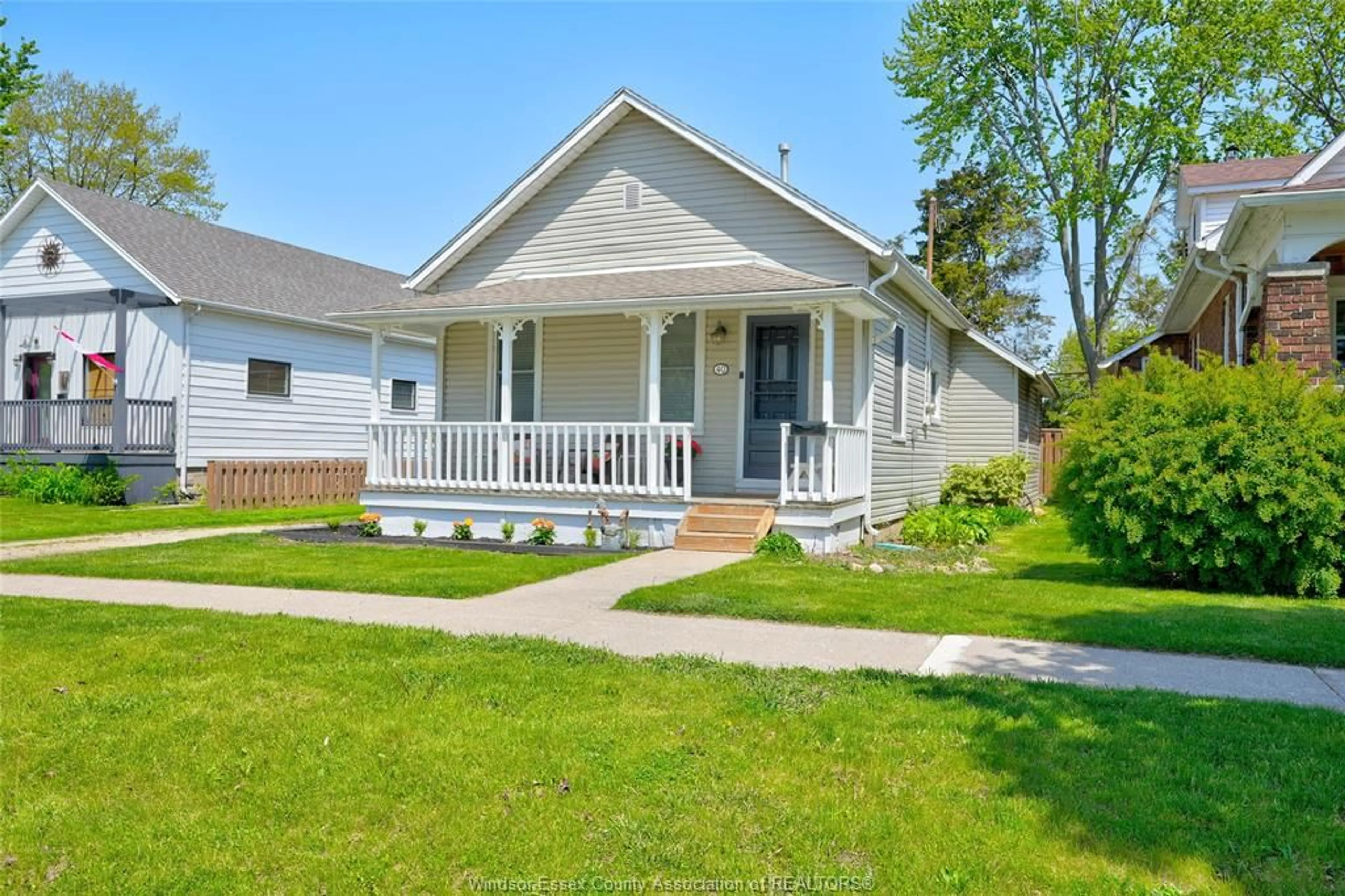 Home with vinyl exterior material, street for 40 MILL St, Kingsville Ontario N9Y 1V9