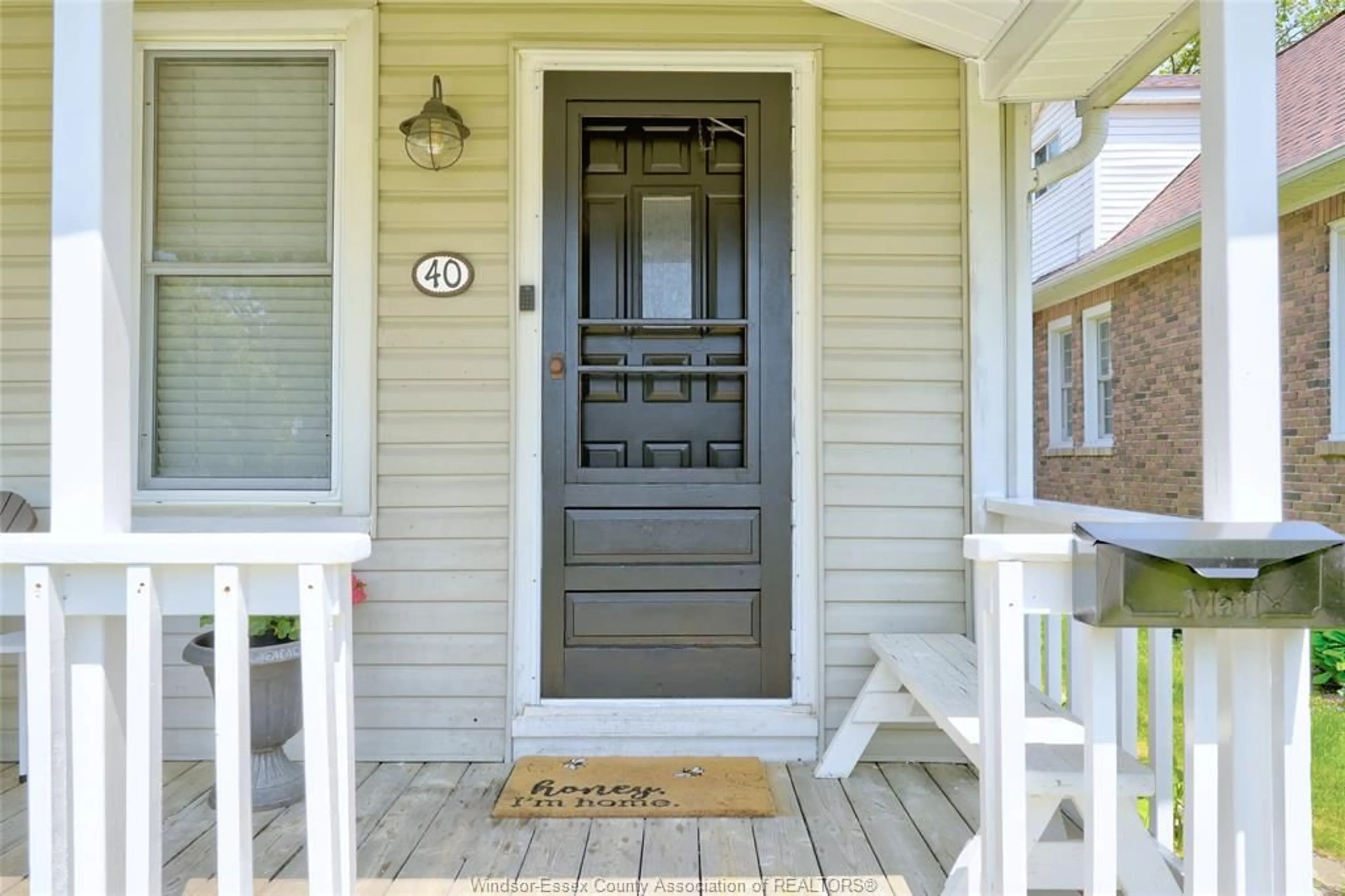Indoor entryway for 40 MILL St, Kingsville Ontario N9Y 1V9