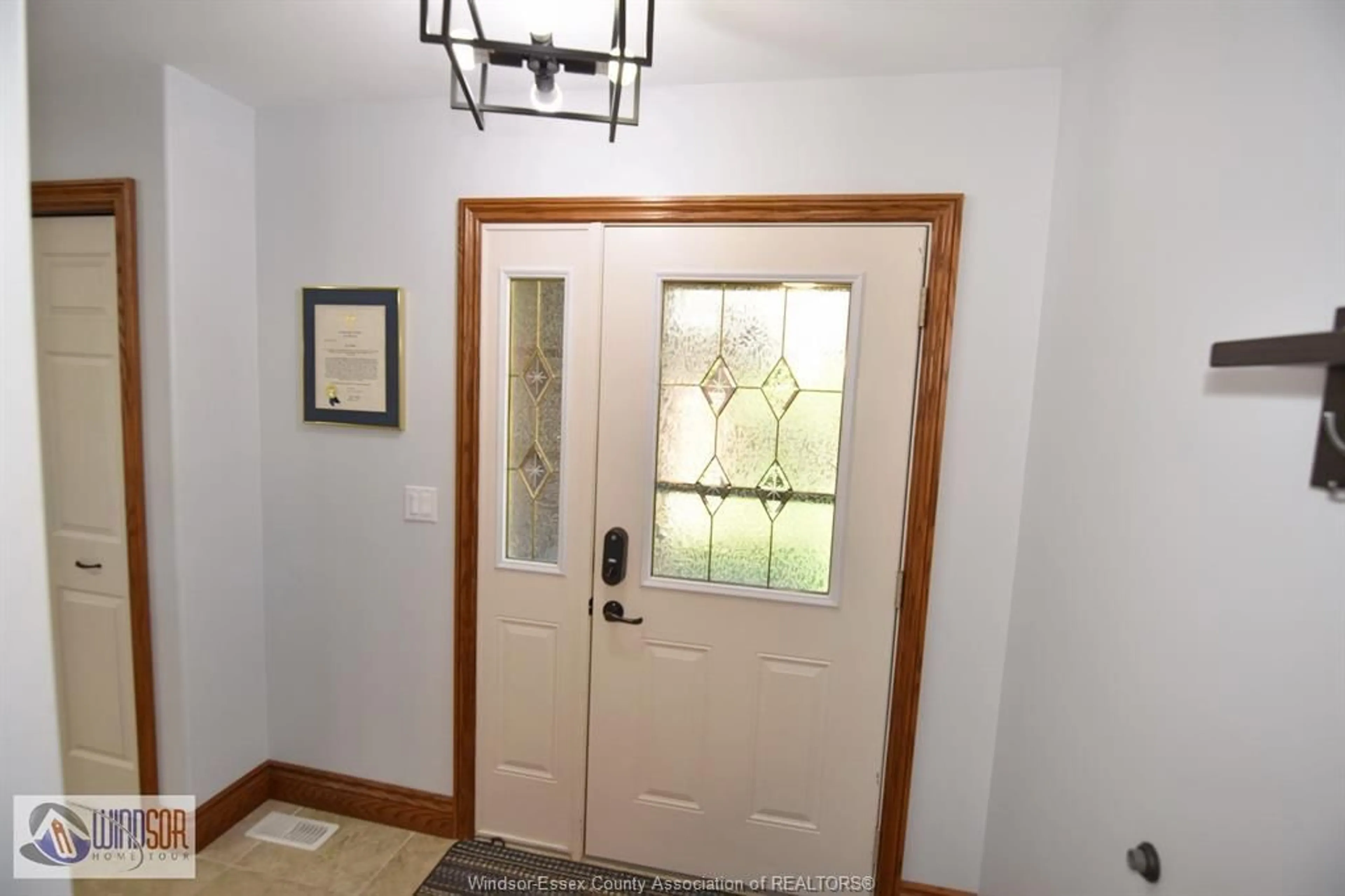 Indoor entryway for 392 MILLSTONE Lane, Lakeshore Ontario N0R 1A0