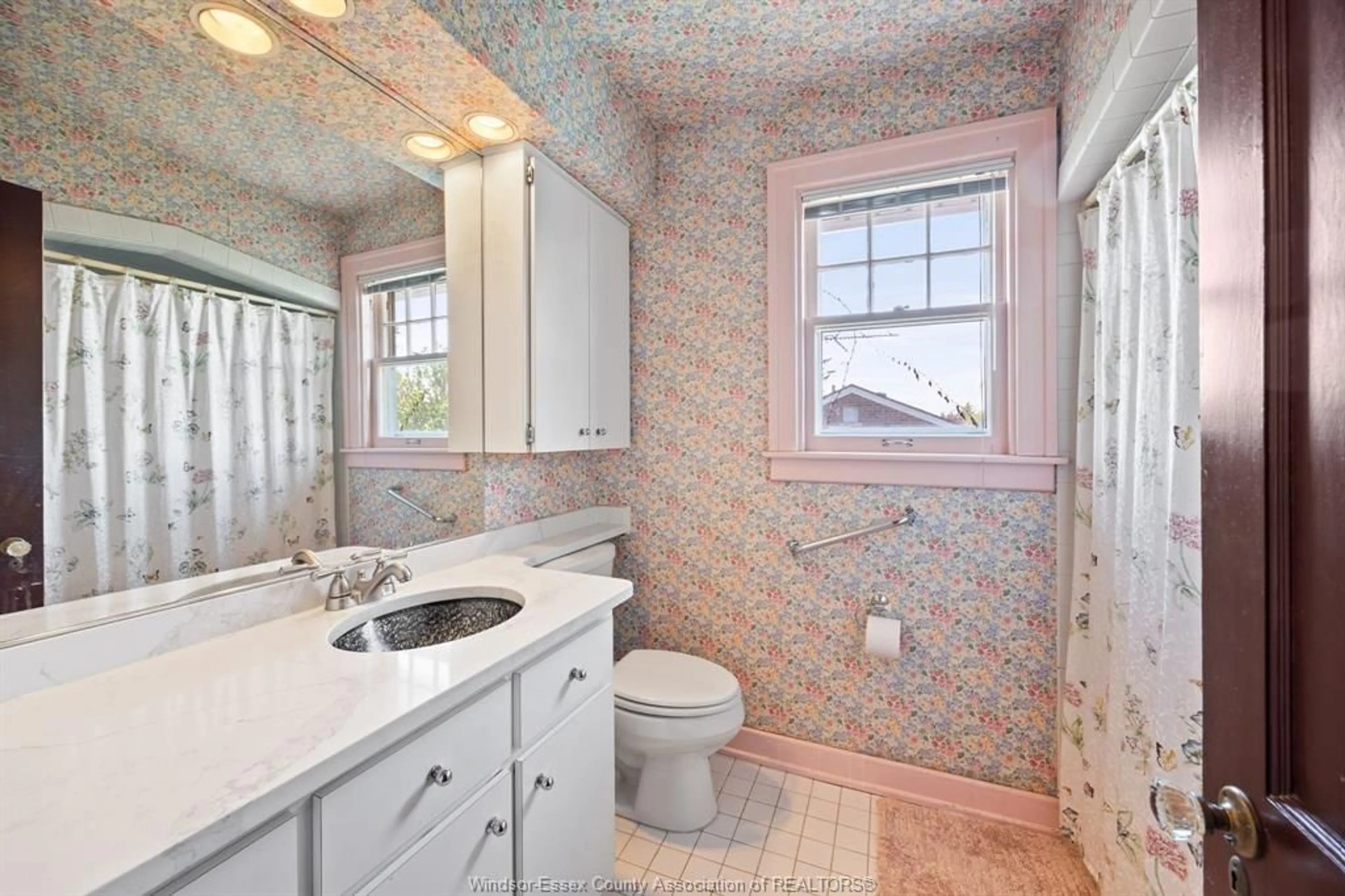 Standard bathroom, ceramic/tile floor for 2373 KILDARE Rd, Windsor Ontario N8W 2X6