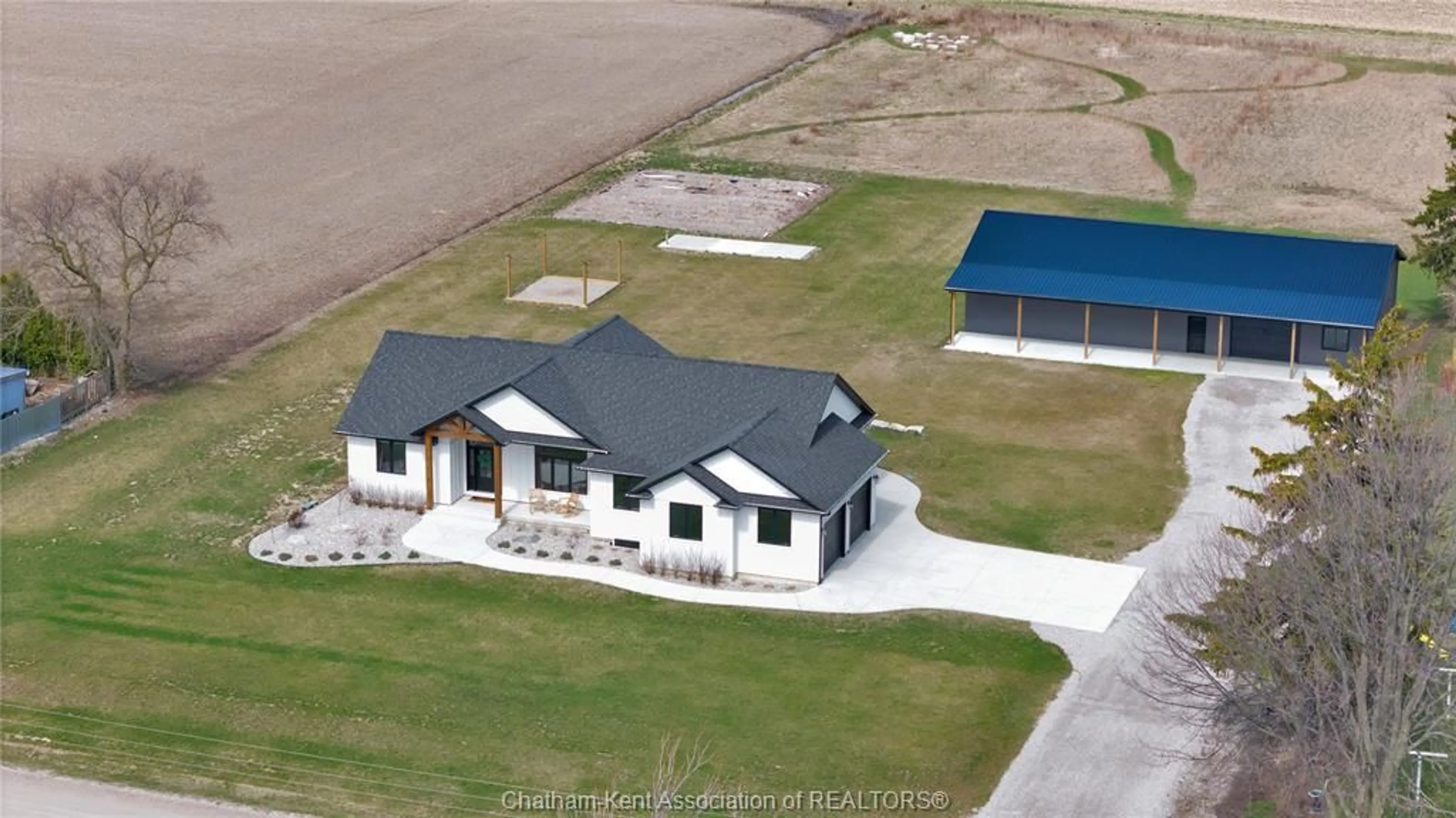 A pic from outside/outdoor area/front of a property/back of a property/a pic from drone, building for 4439 GLENWOOD Line, Merlin Ontario N0P 1W0
