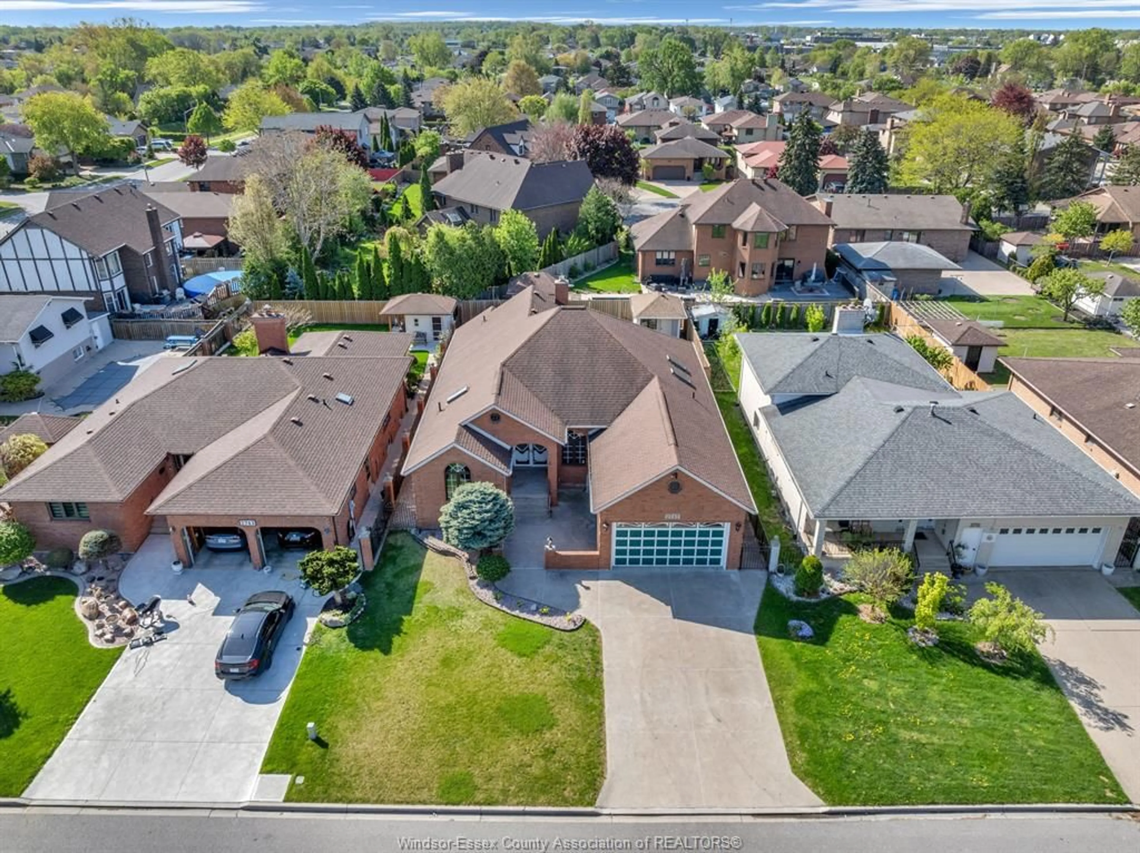 A pic from outside/outdoor area/front of a property/back of a property/a pic from drone, street for 2747 LIONEL Dr, Windsor Ontario N8X 4X5