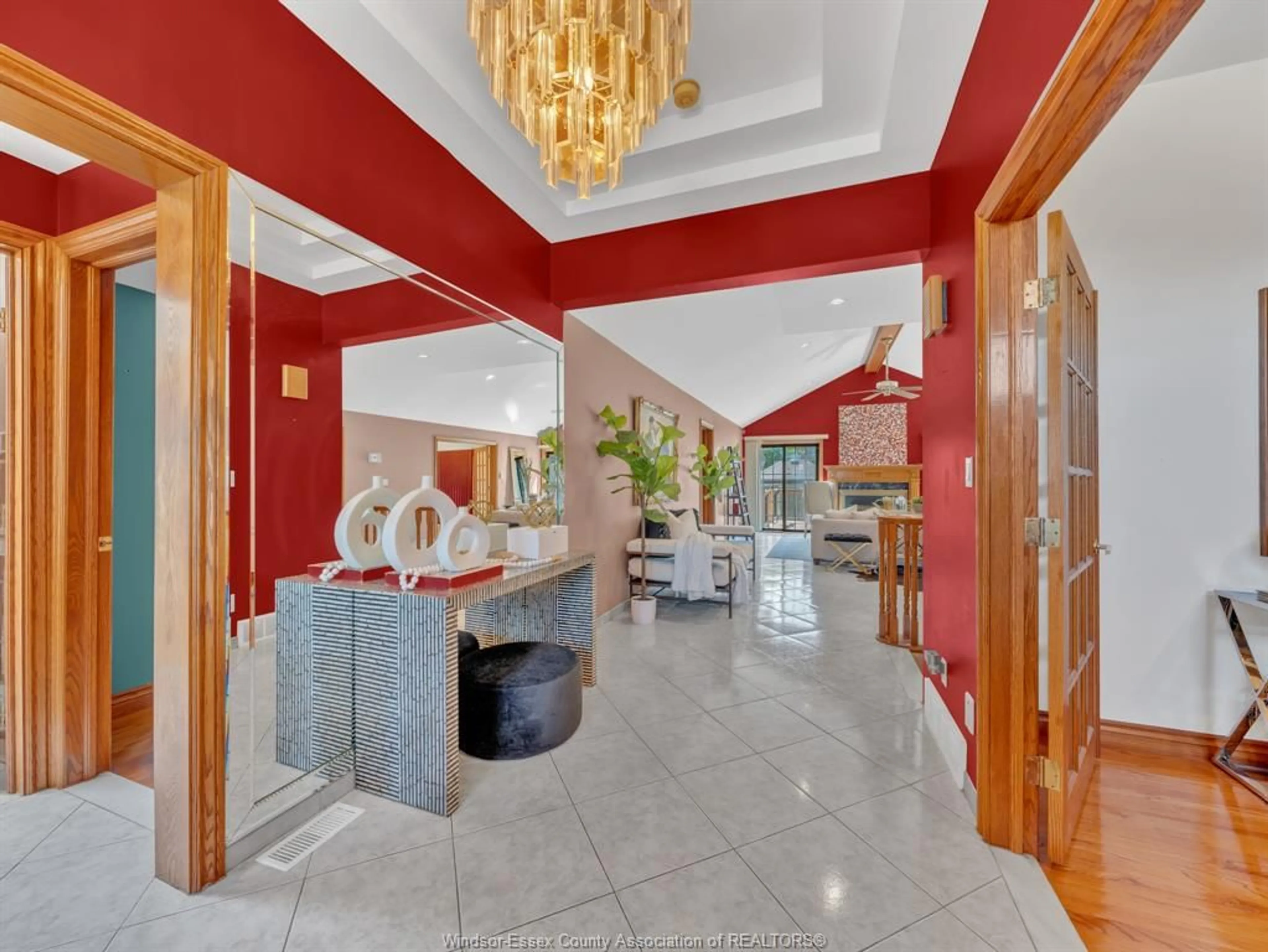 Indoor foyer for 2747 LIONEL Dr, Windsor Ontario N8X 4X5