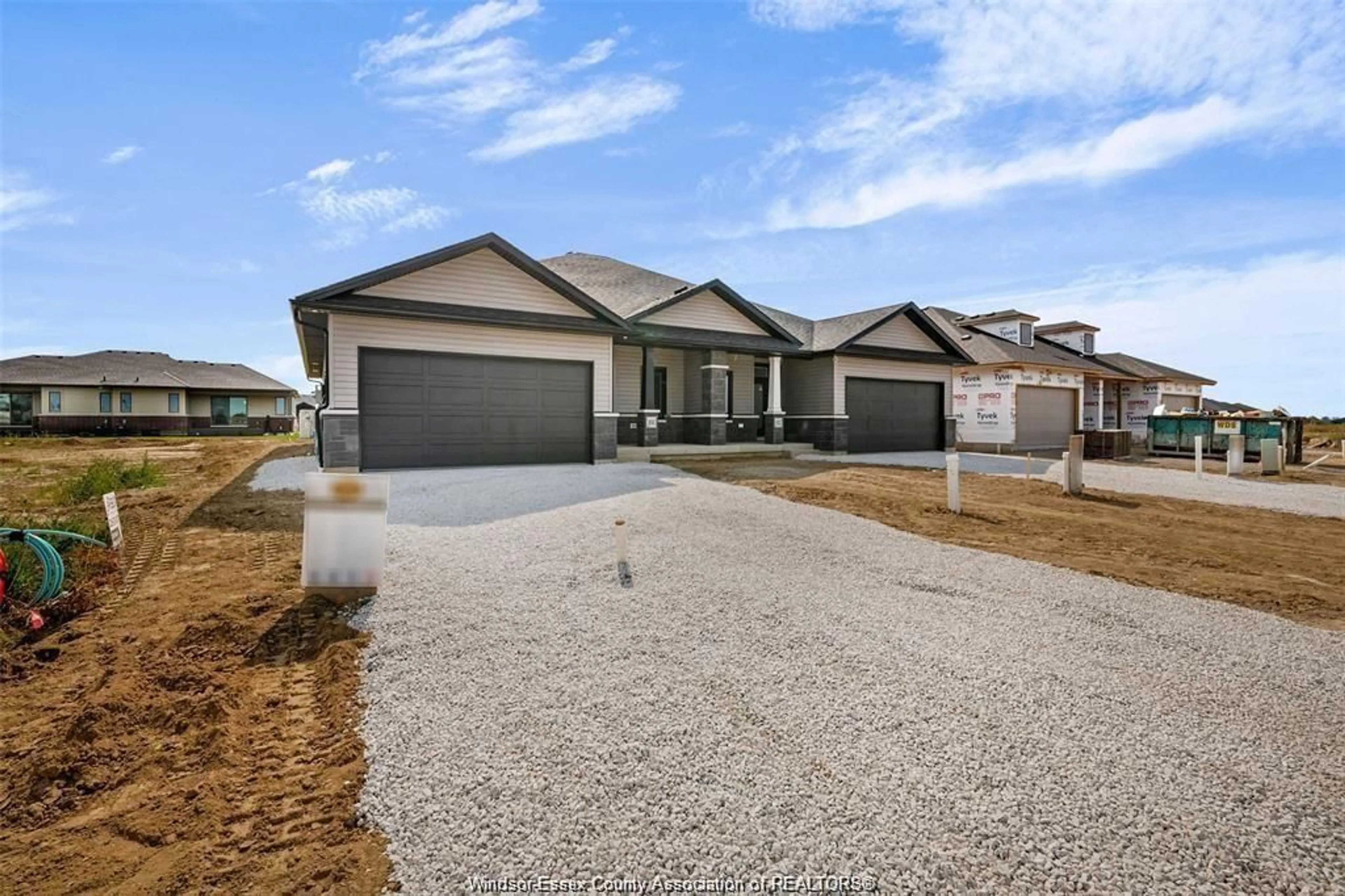 Home with vinyl exterior material, street for 117 BRIGHTON Pl, Chatham Ontario N7L 0G7