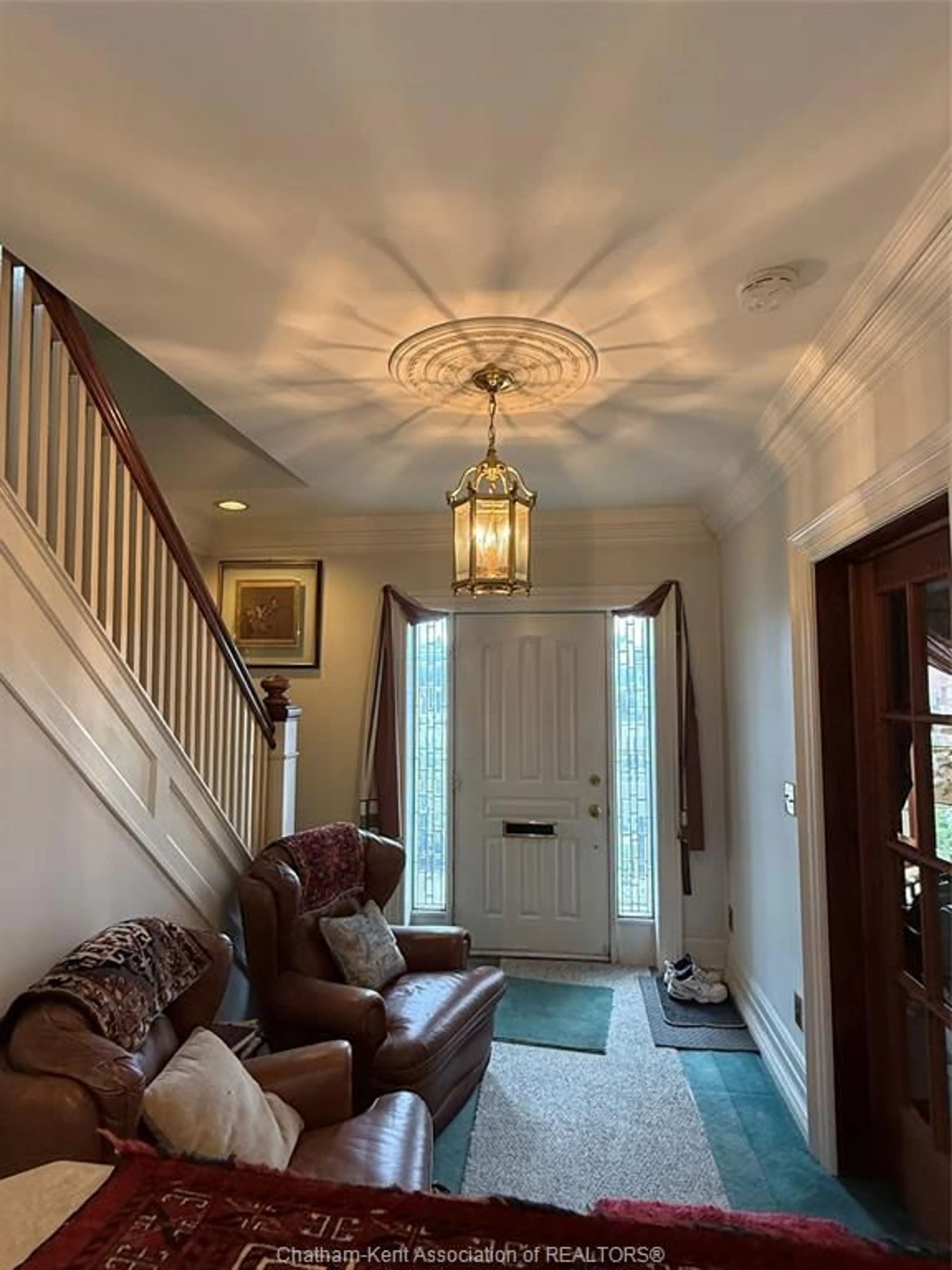 Indoor entryway for 257 ST CLAIR St, Chatham Ontario N7L 3J8