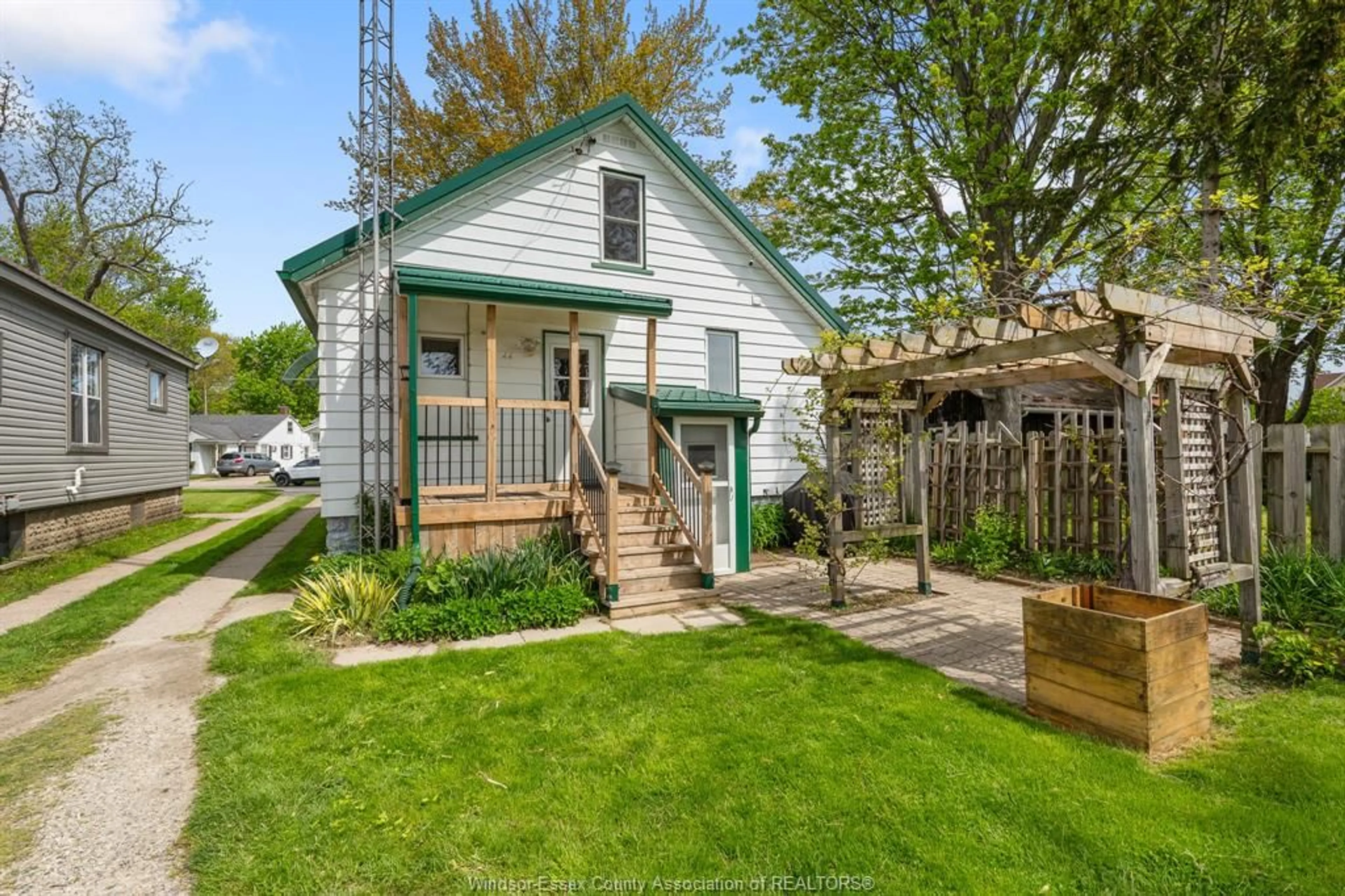 Unknown for 4 Selkirk Ave, Leamington Ontario N8H 1G3