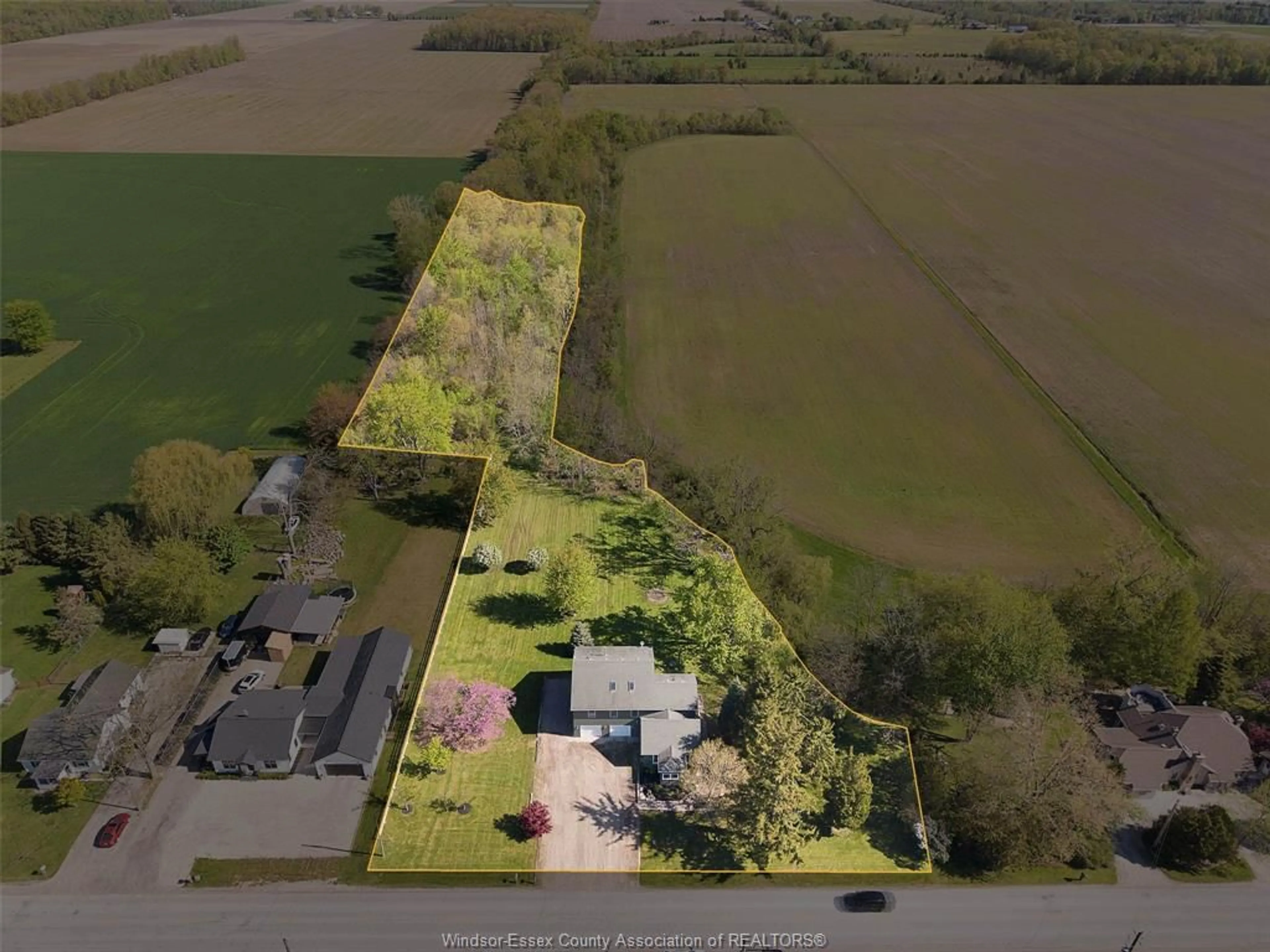 A pic from outside/outdoor area/front of a property/back of a property/a pic from drone, street for 564 2 ROAD WEST, Kingsville Ontario N9Y 2E4