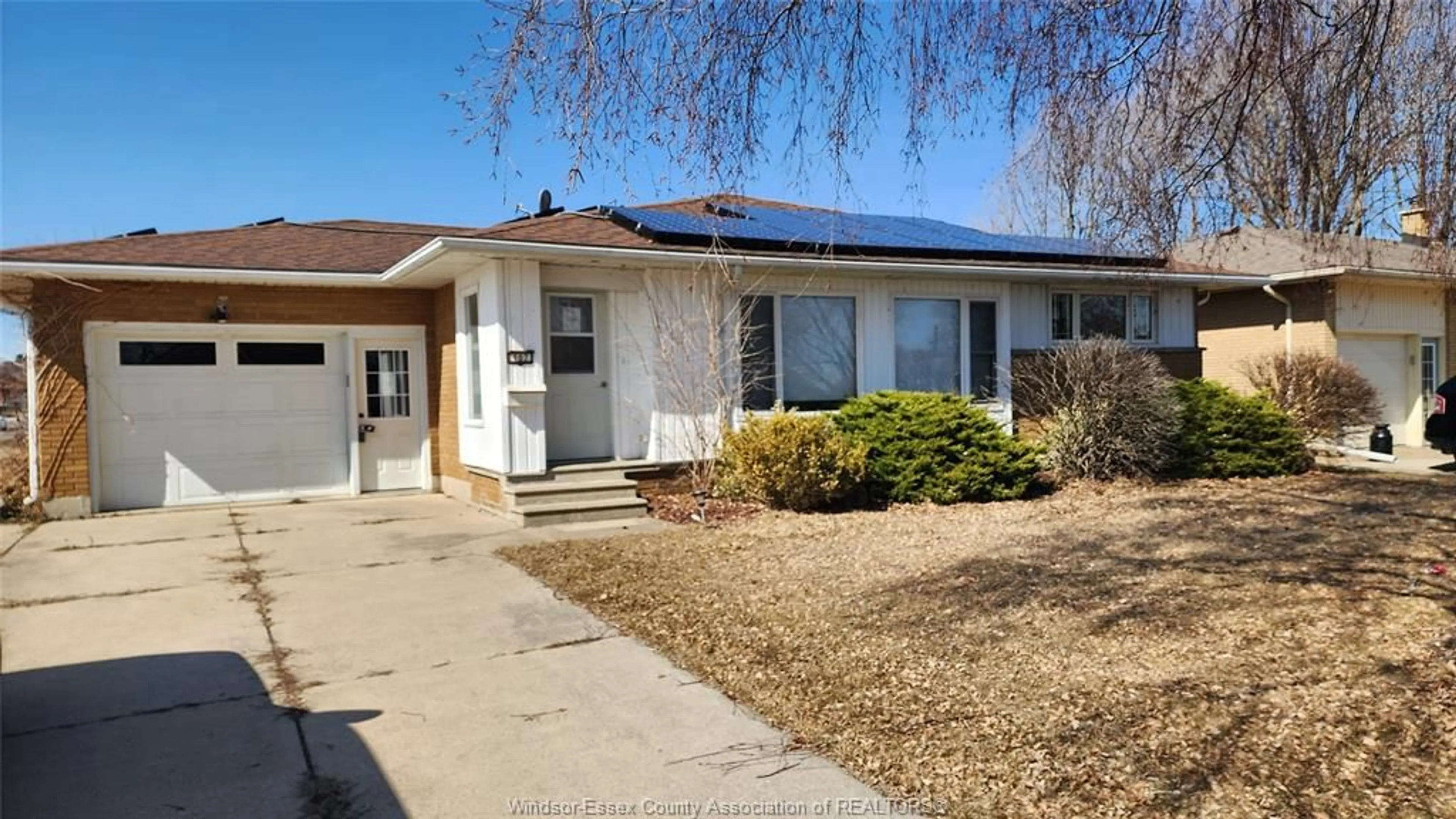 Home with vinyl exterior material, street for 107 Danforth Ave, Leamington Ontario N8H 2R1