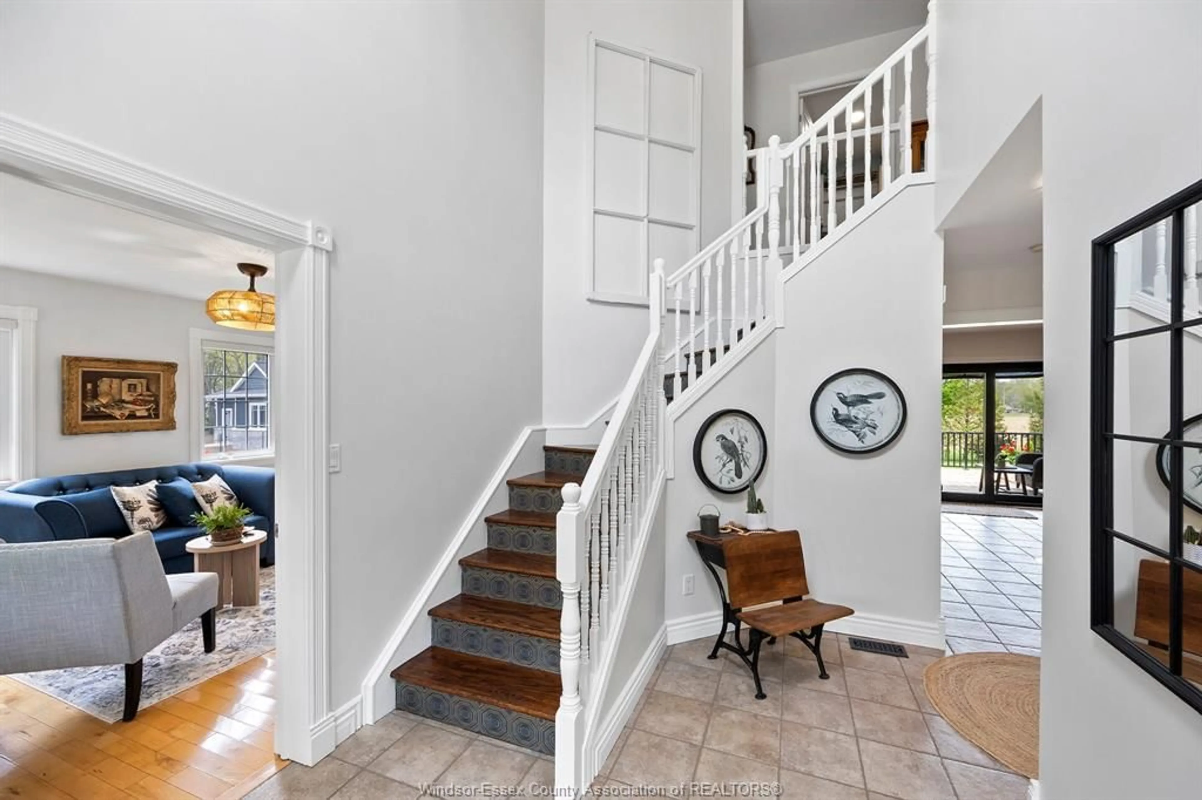 Indoor foyer for 125 ISLAND VIEW, Colchester Ontario N0R 1G0