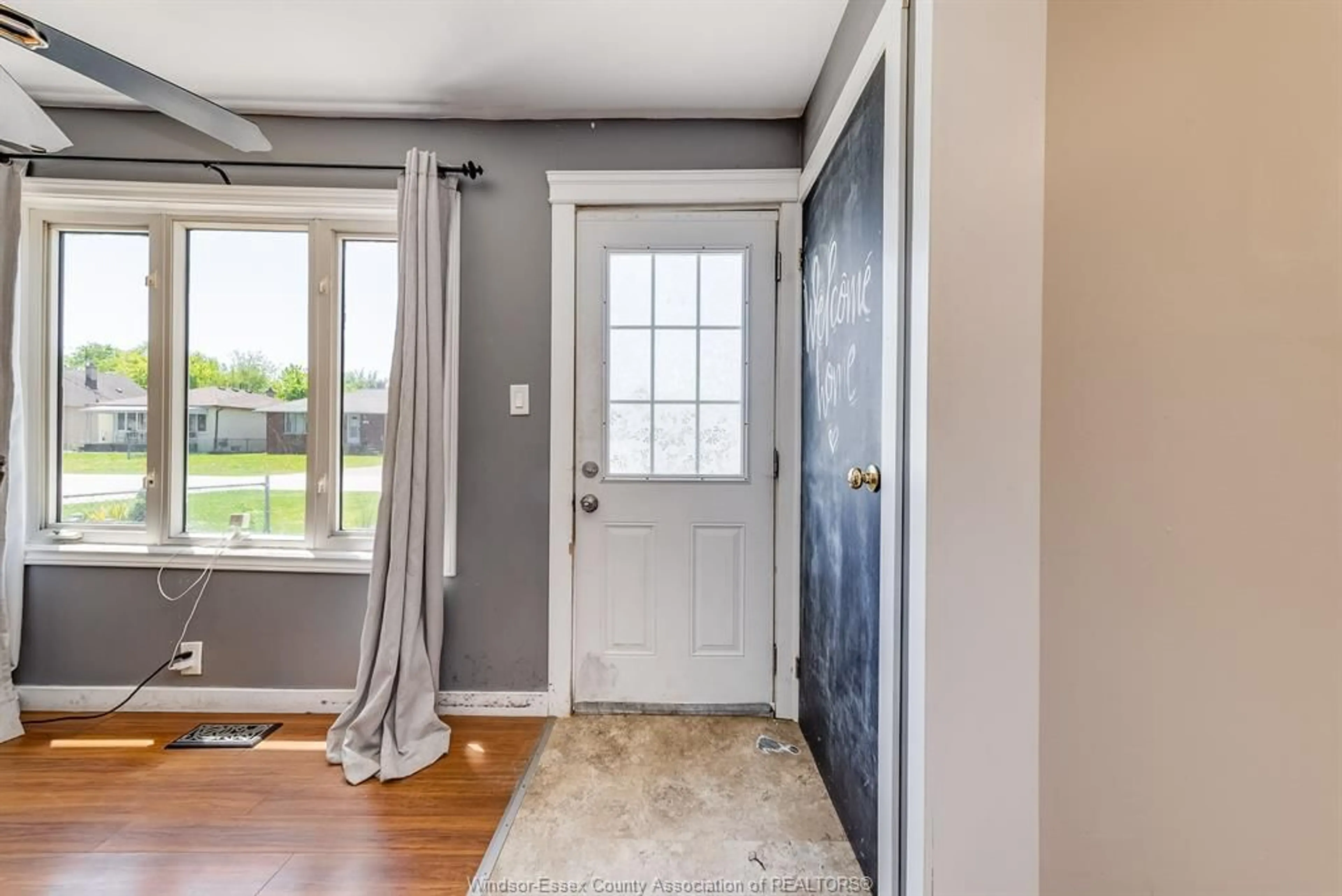 Indoor entryway for 2466 MEIGHEN Rd, Windsor Ontario N8W 4C1