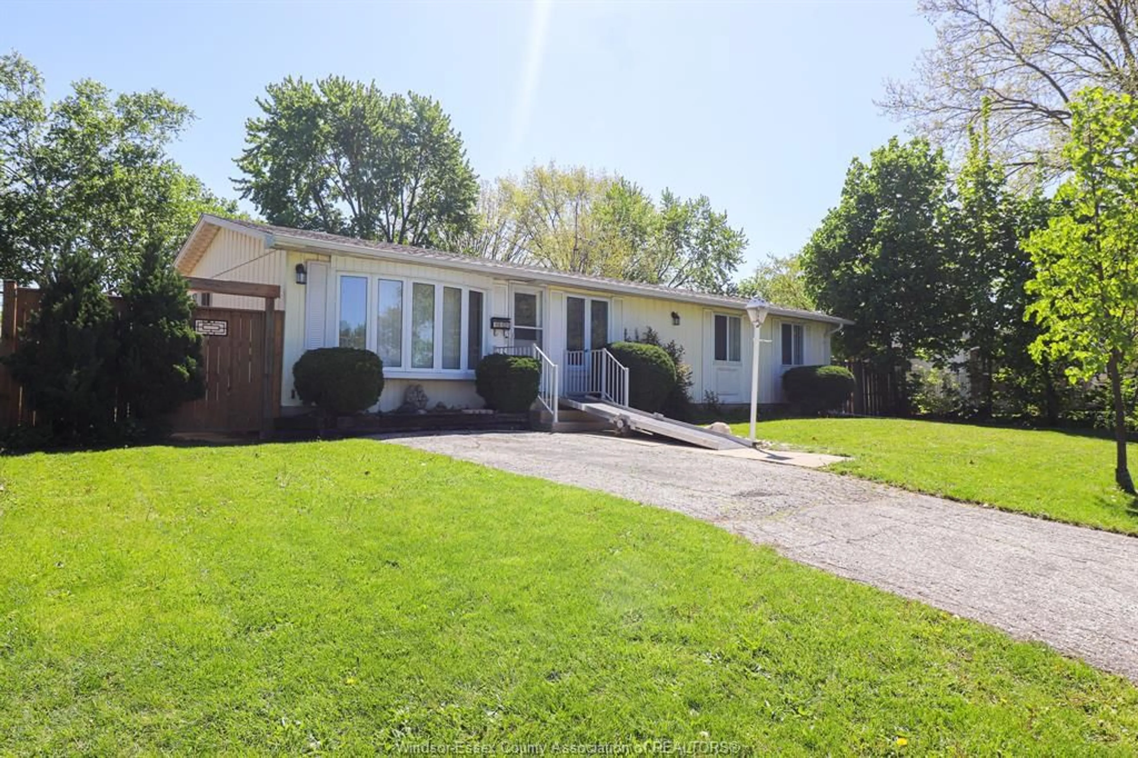 Unknown for 10135 CALEDON Crt, Windsor Ontario N8R 1C7