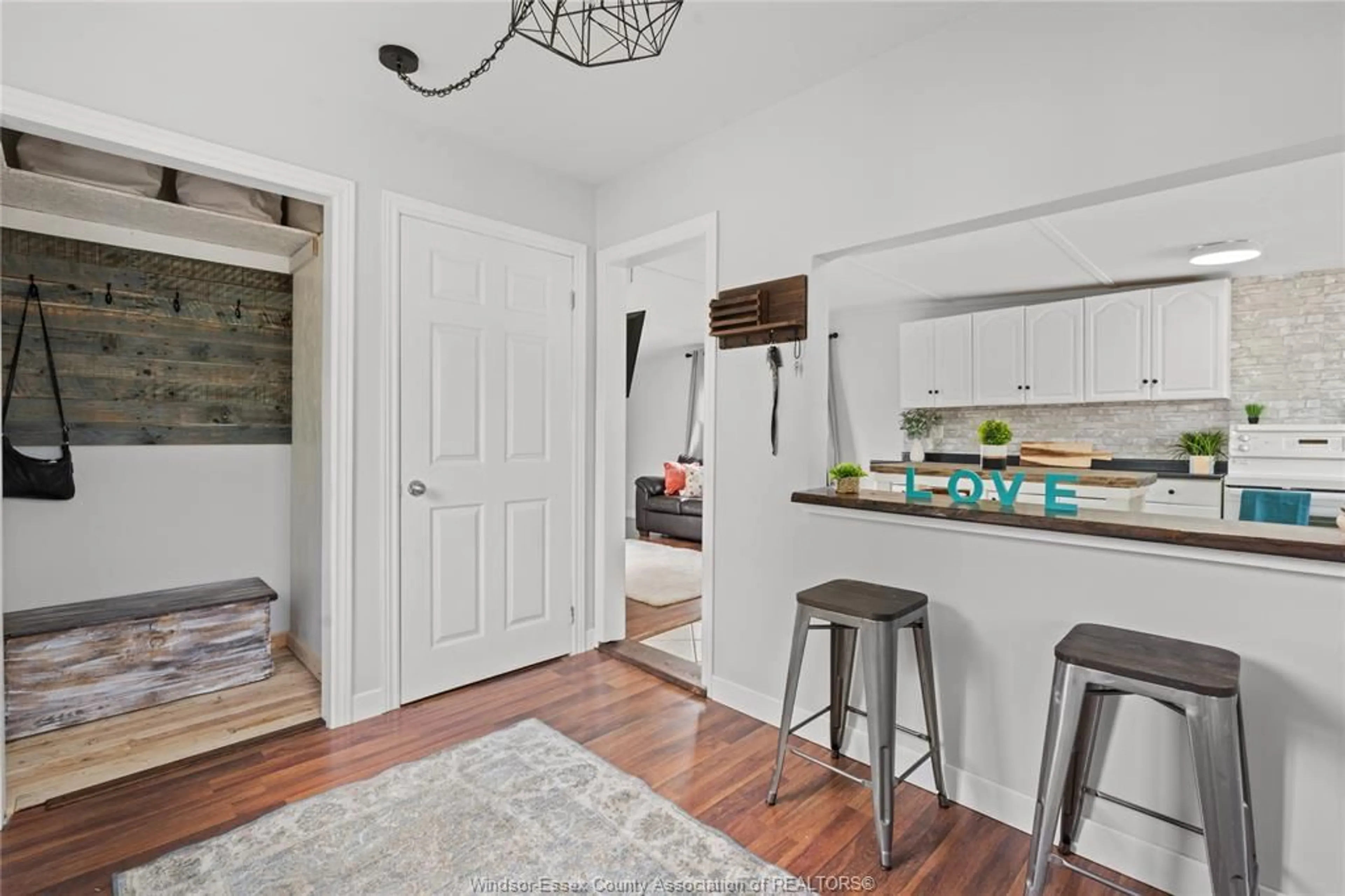 Indoor entryway for 4 CEDAR Cres, McGregor Ontario N0R 1J0