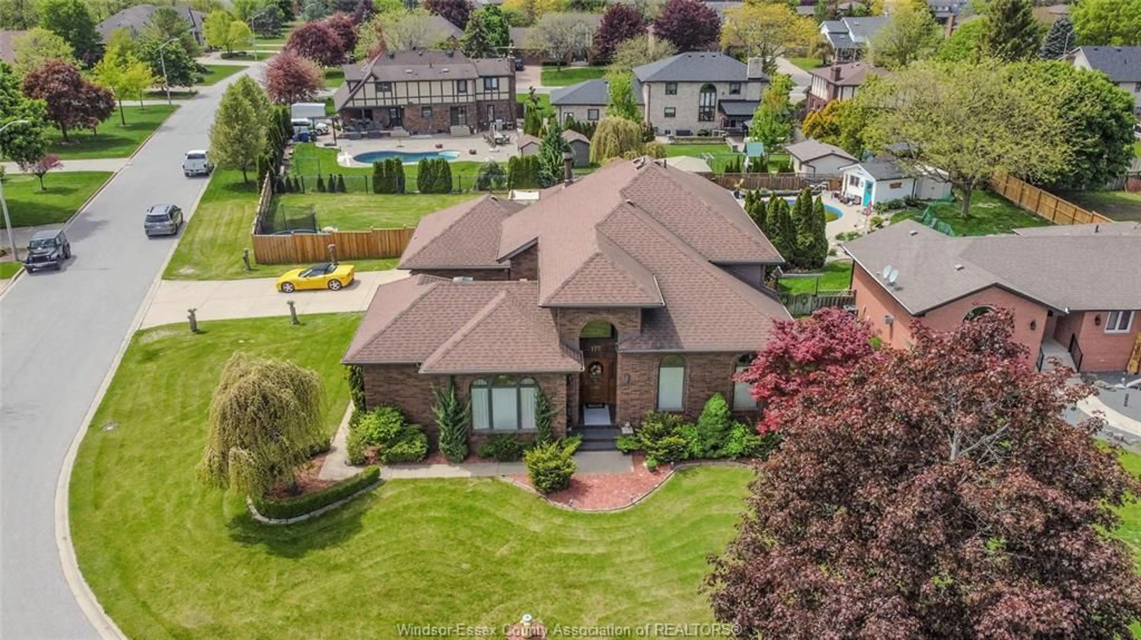 A pic from outside/outdoor area/front of a property/back of a property/a pic from drone, street for 172 POINTE WEST, Amherstburg Ontario N9V 3R6