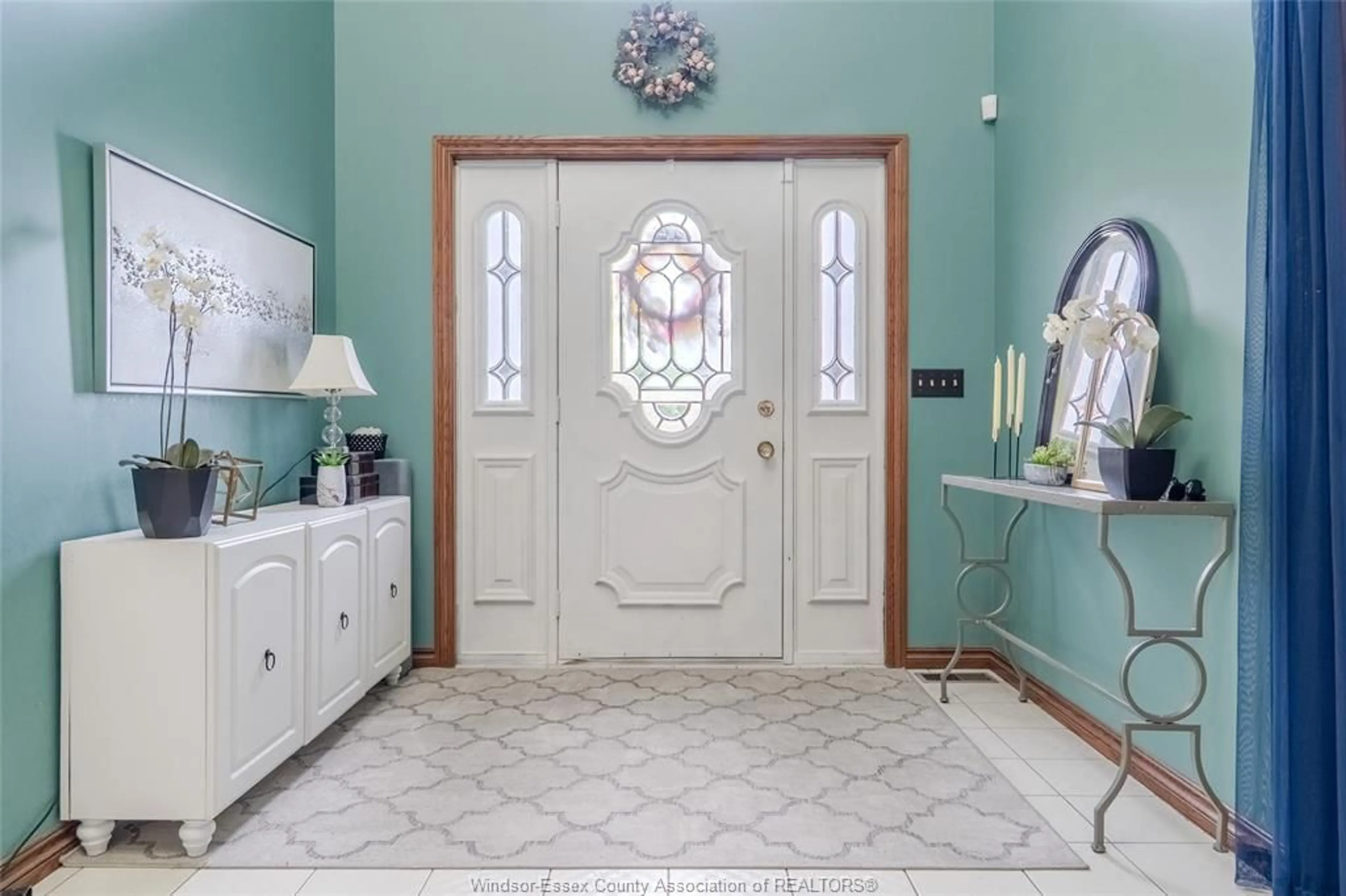 Indoor entryway for 172 POINTE WEST, Amherstburg Ontario N9V 3R6